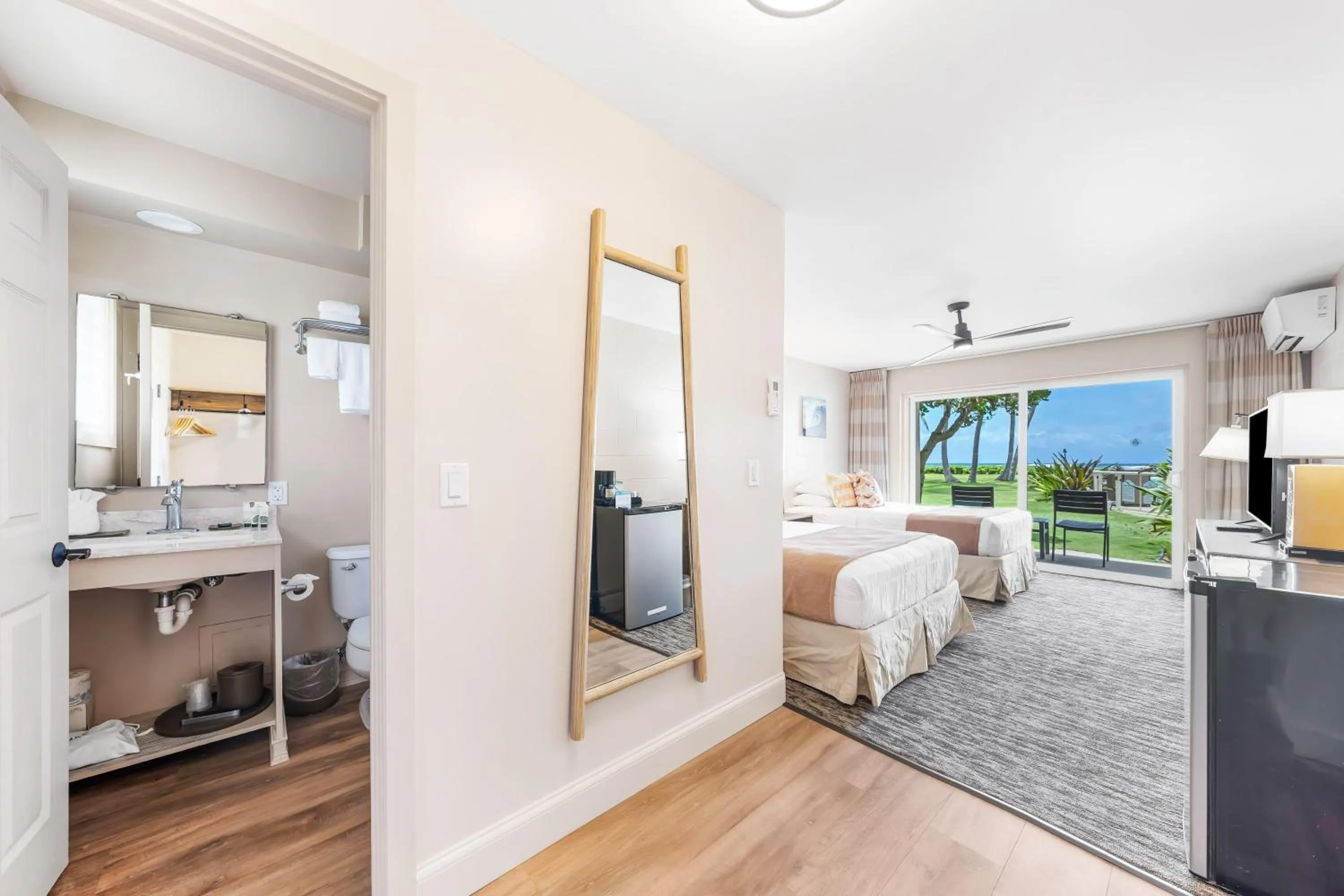 Photo of the whole room, Bed in THE ISO HOTEL, Trademark Collection by Wyndham