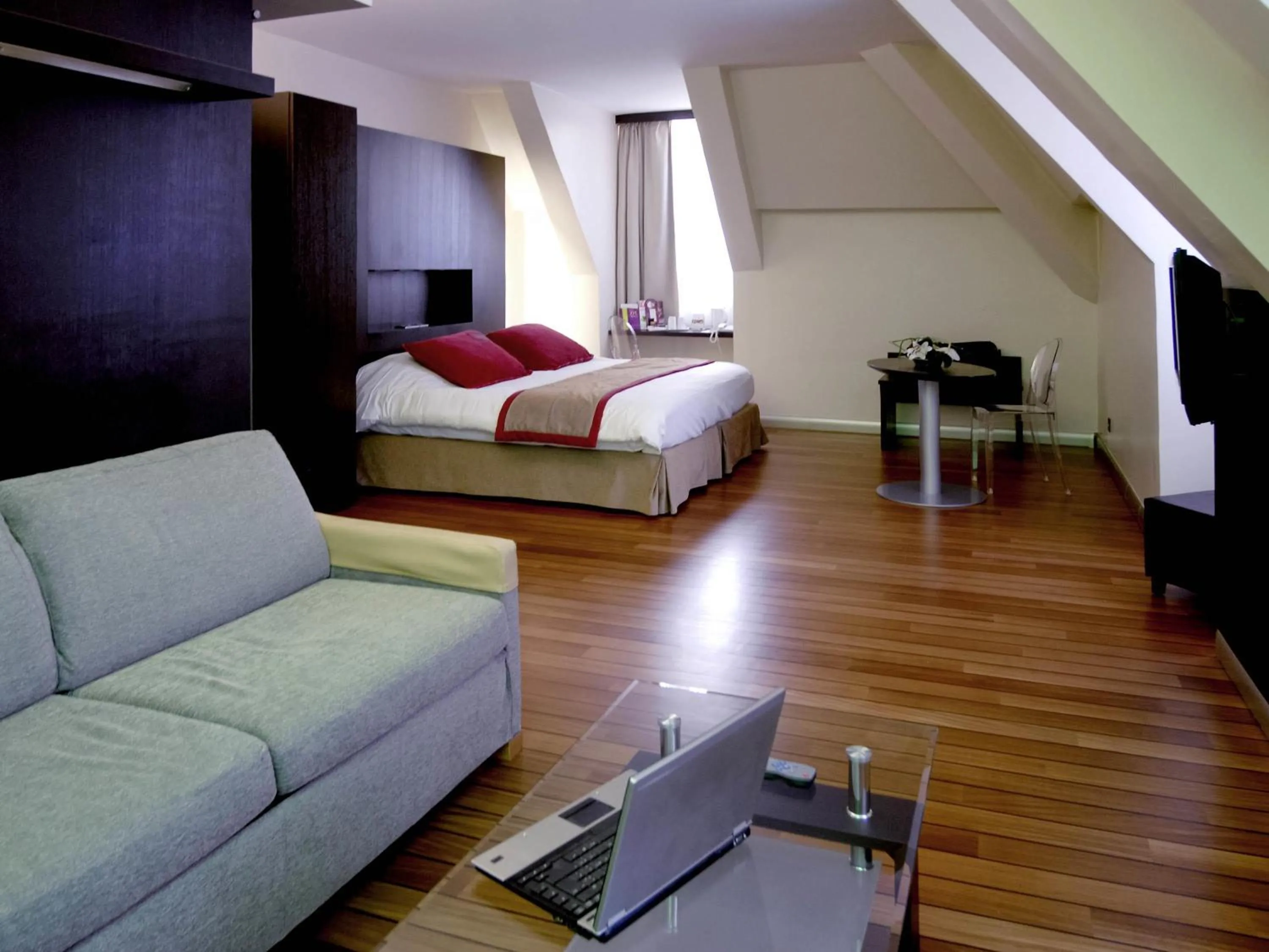 Bedroom, Bed in Mercure Abbeville Centre – Porte de La Baie de Somme