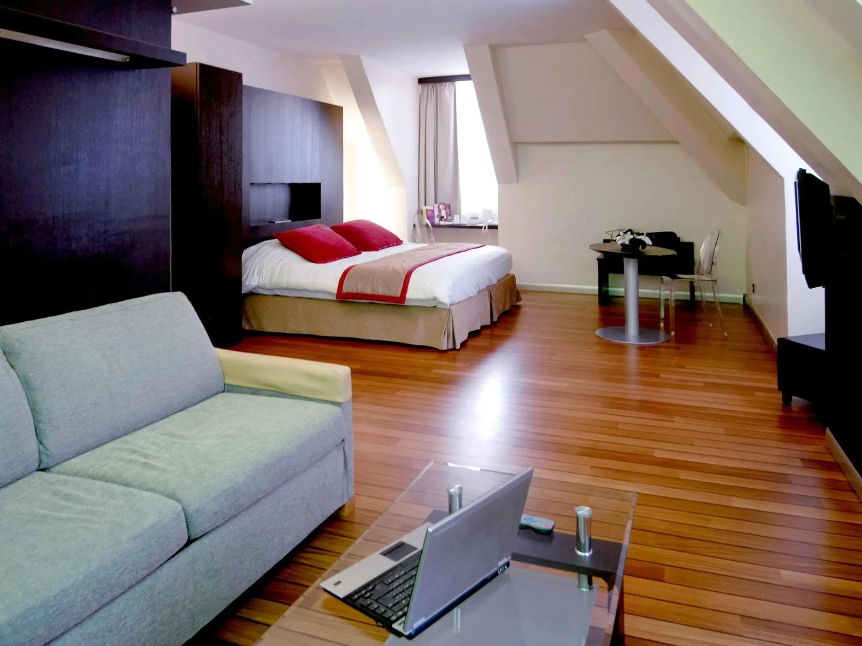 Bedroom, Bed in Mercure Abbeville Centre – Porte de La Baie de Somme Bedroom, Bed in Mercure Abbeville Centre – Porte de La Baie de Somme