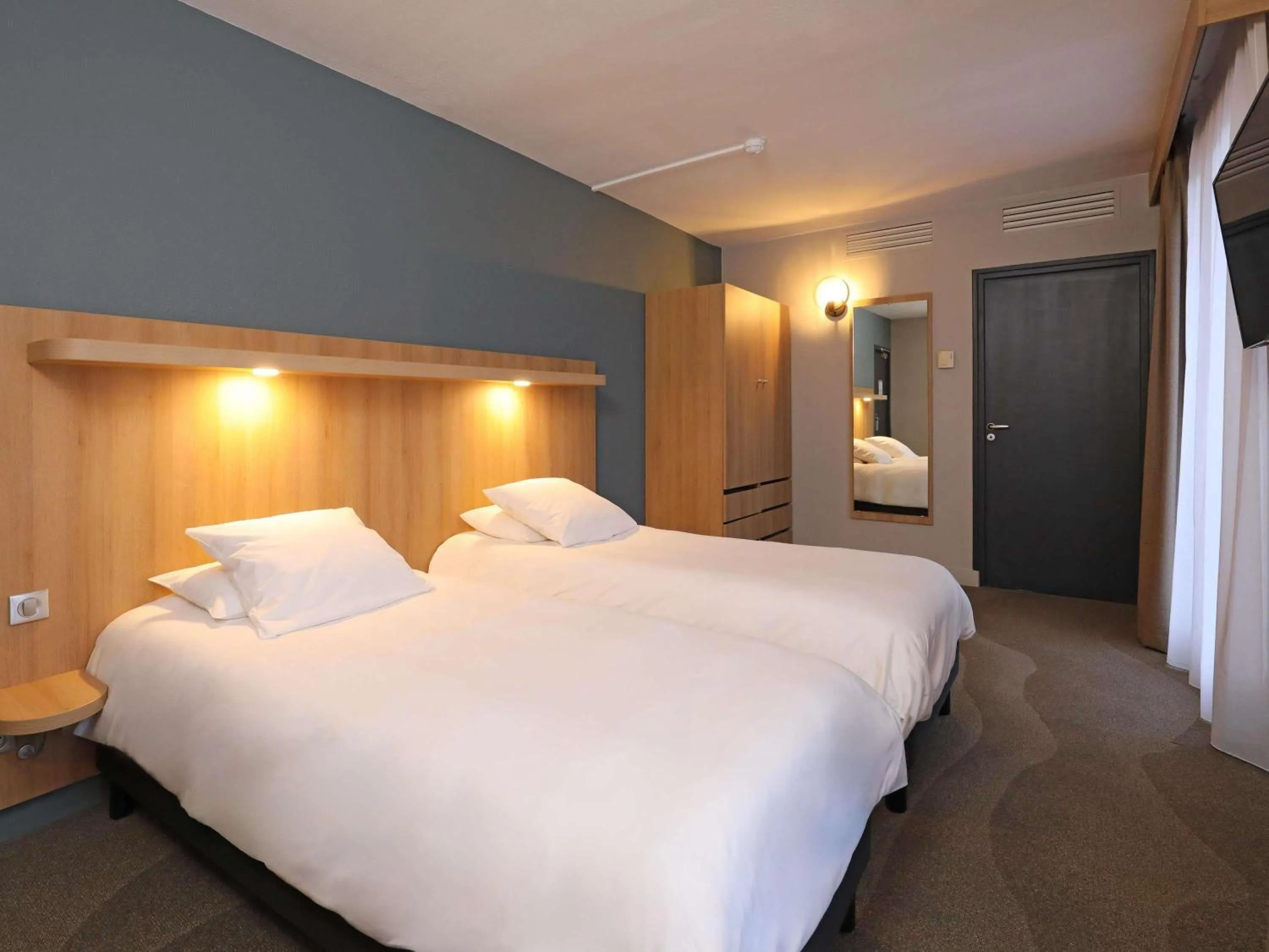 Bedroom, Bed in Mercure Abbeville Centre – Porte de La Baie de Somme
