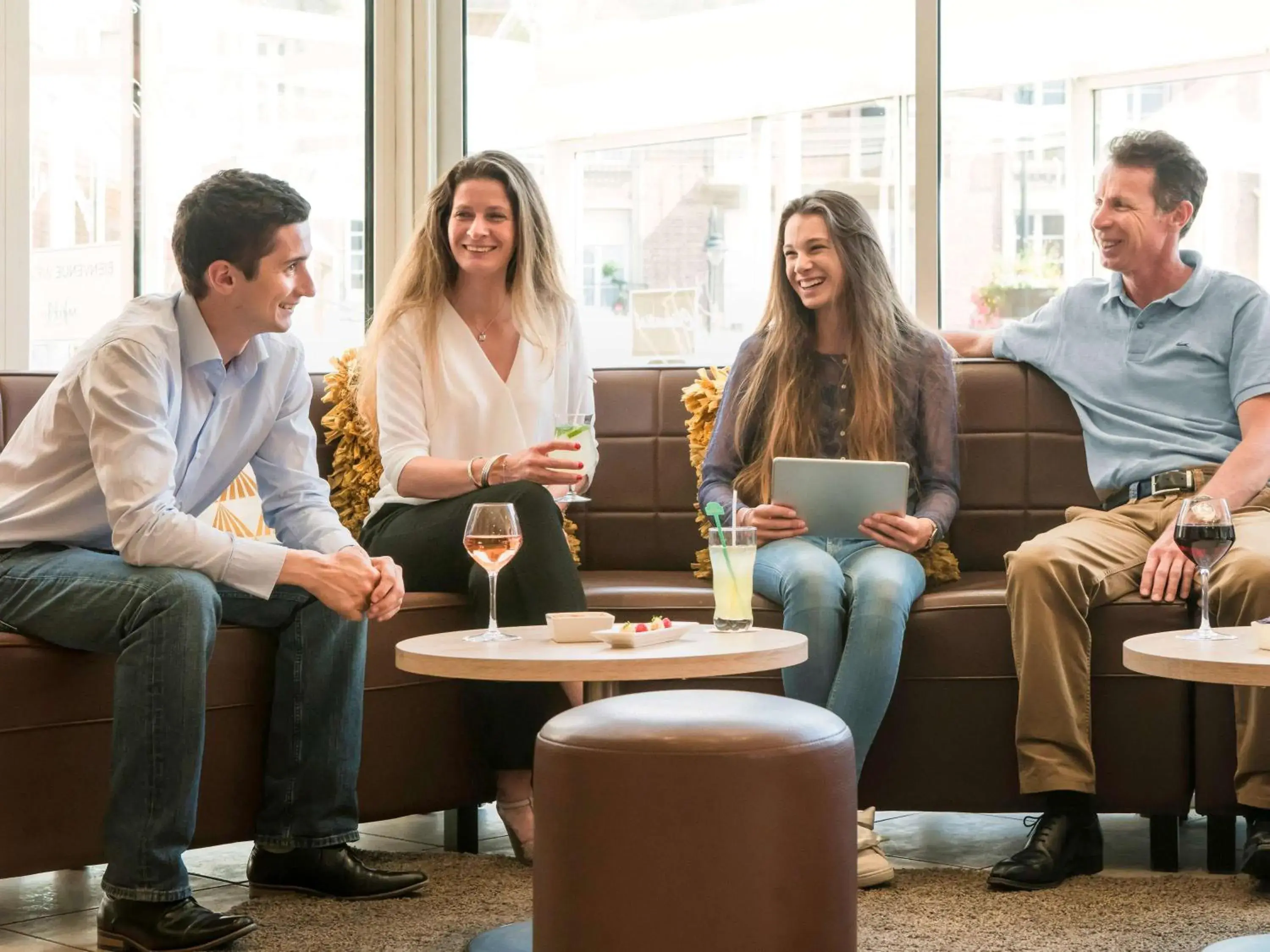 Lounge or bar in Mercure Abbeville Centre – Porte de La Baie de Somme Lounge or bar in Mercure Abbeville Centre – Porte de La Baie de Somme