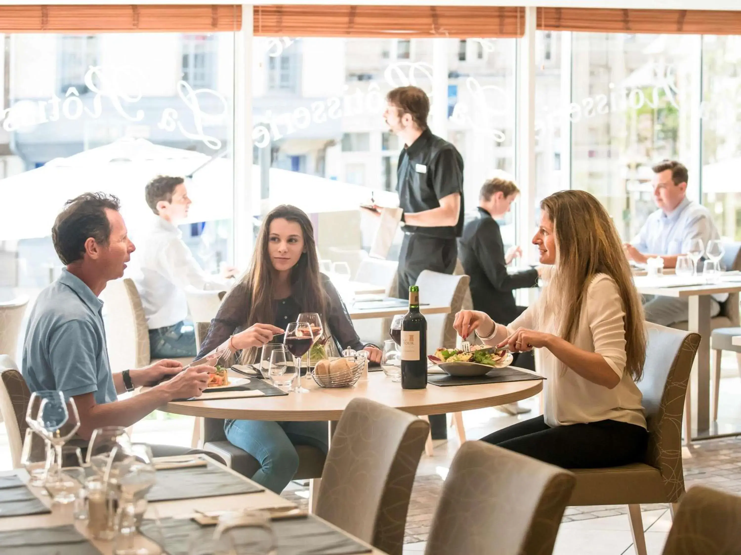 Property building in Mercure Abbeville Centre – Porte de La Baie de Somme Property building in Mercure Abbeville Centre – Porte de La Baie de Somme