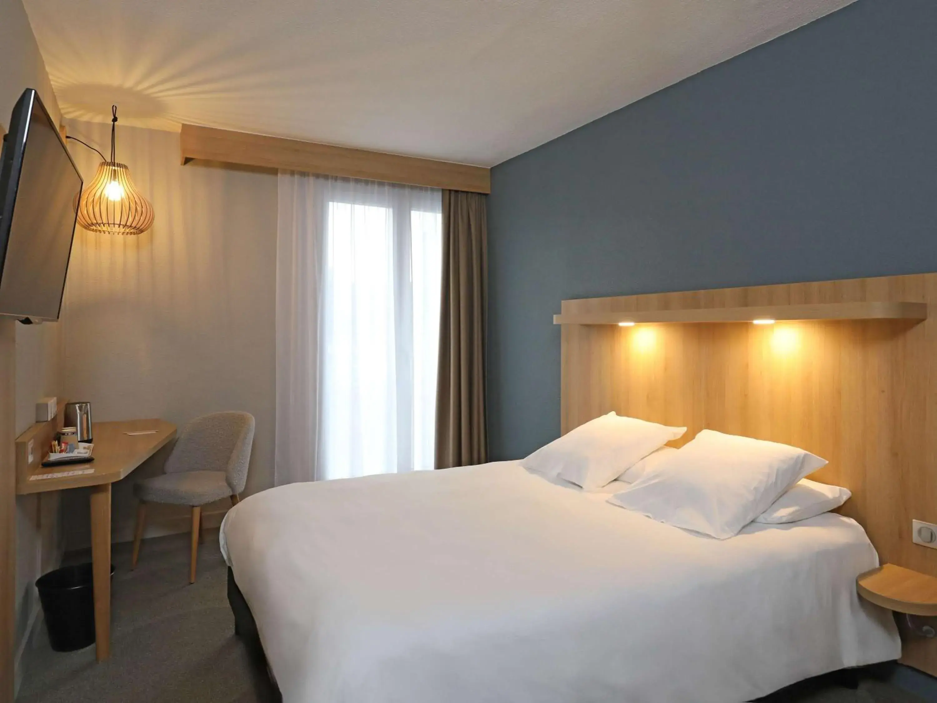 Bedroom, Bed in Mercure Abbeville Centre – Porte de La Baie de Somme Bedroom, Bed in Mercure Abbeville Centre – Porte de La Baie de Somme