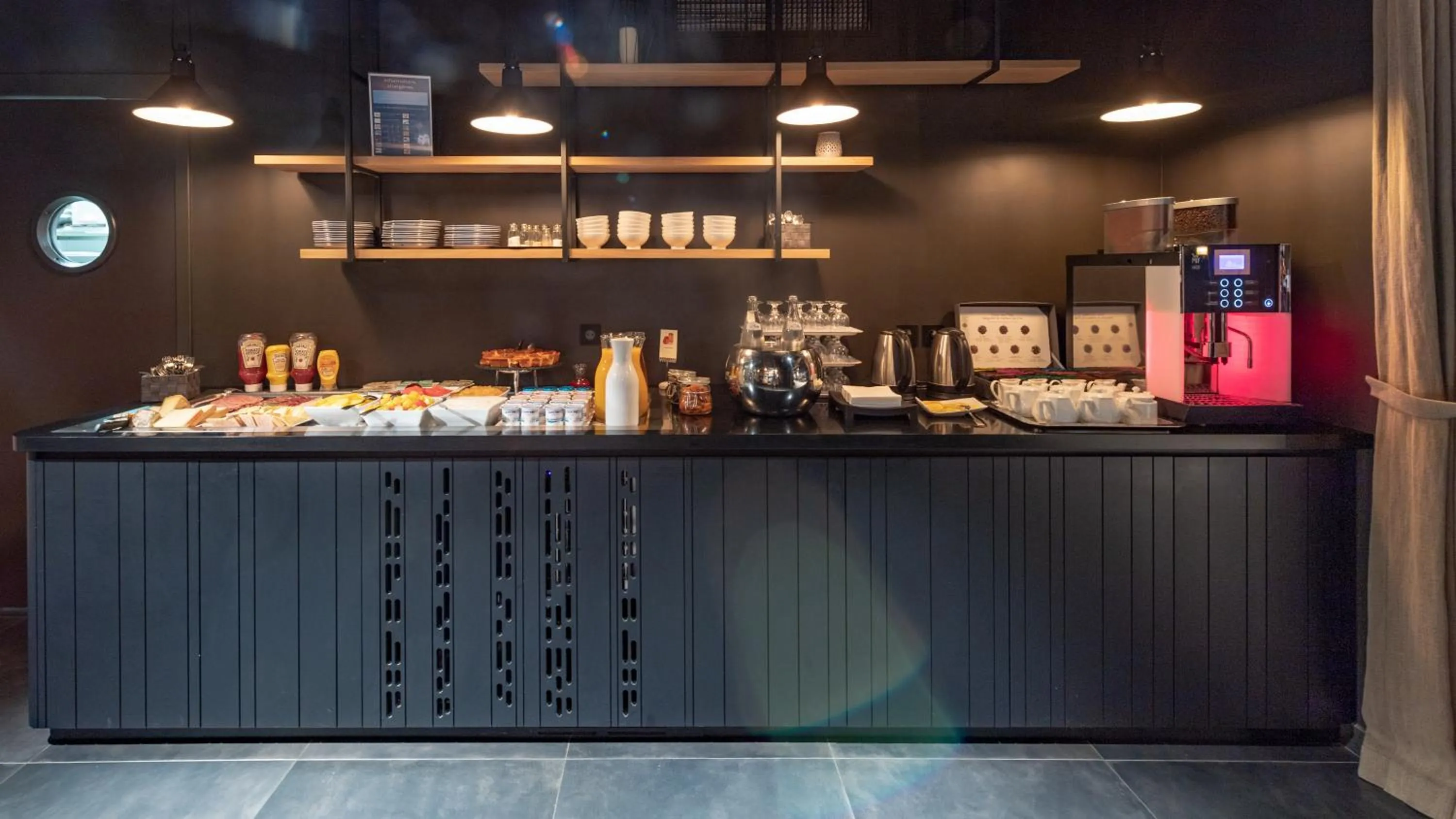 Buffet breakfast in Mercure St Malo Front de Mer