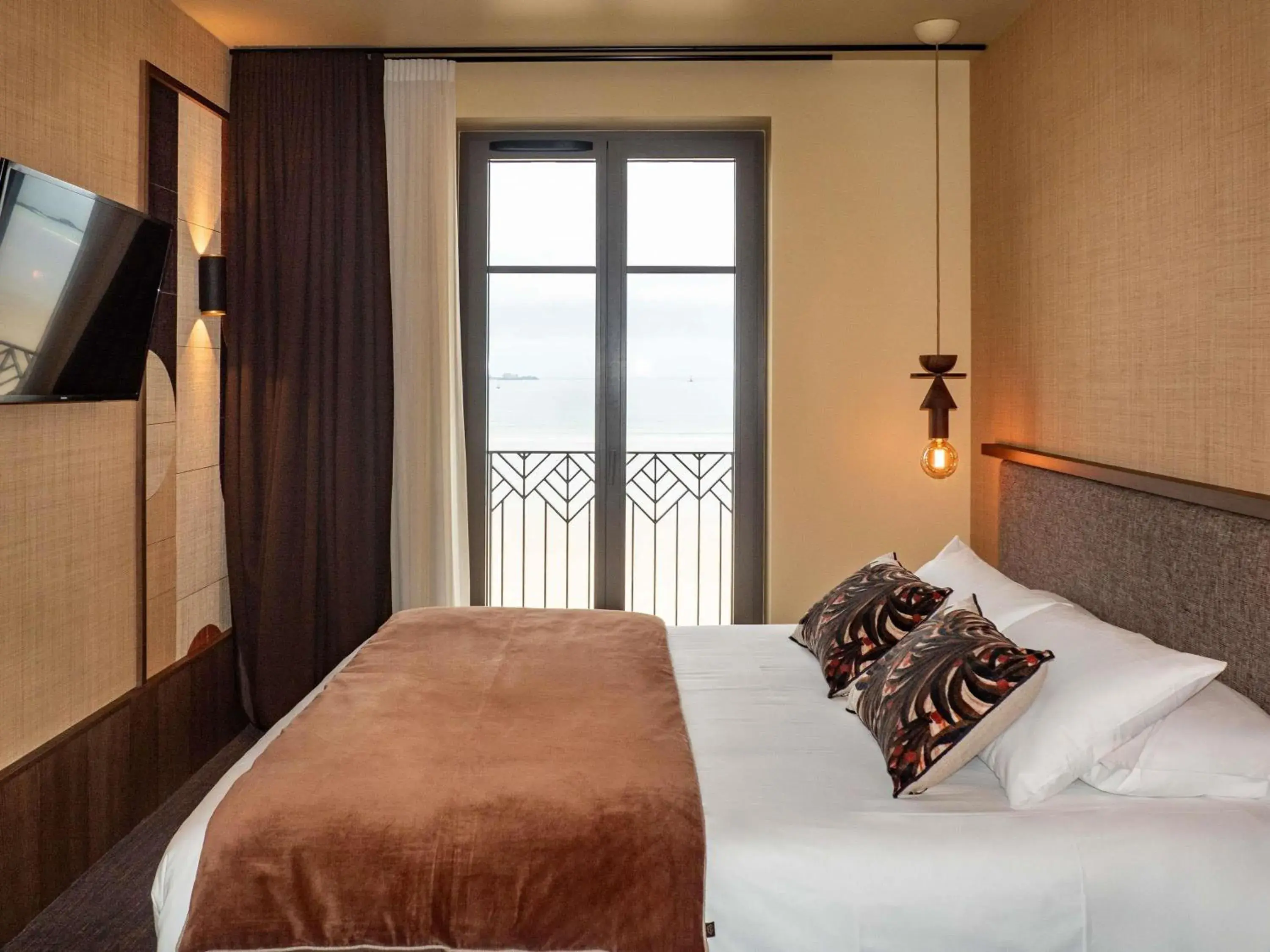 Bedroom, Bed in Mercure St Malo Front de Mer Bedroom, Bed in Mercure St Malo Front de Mer
