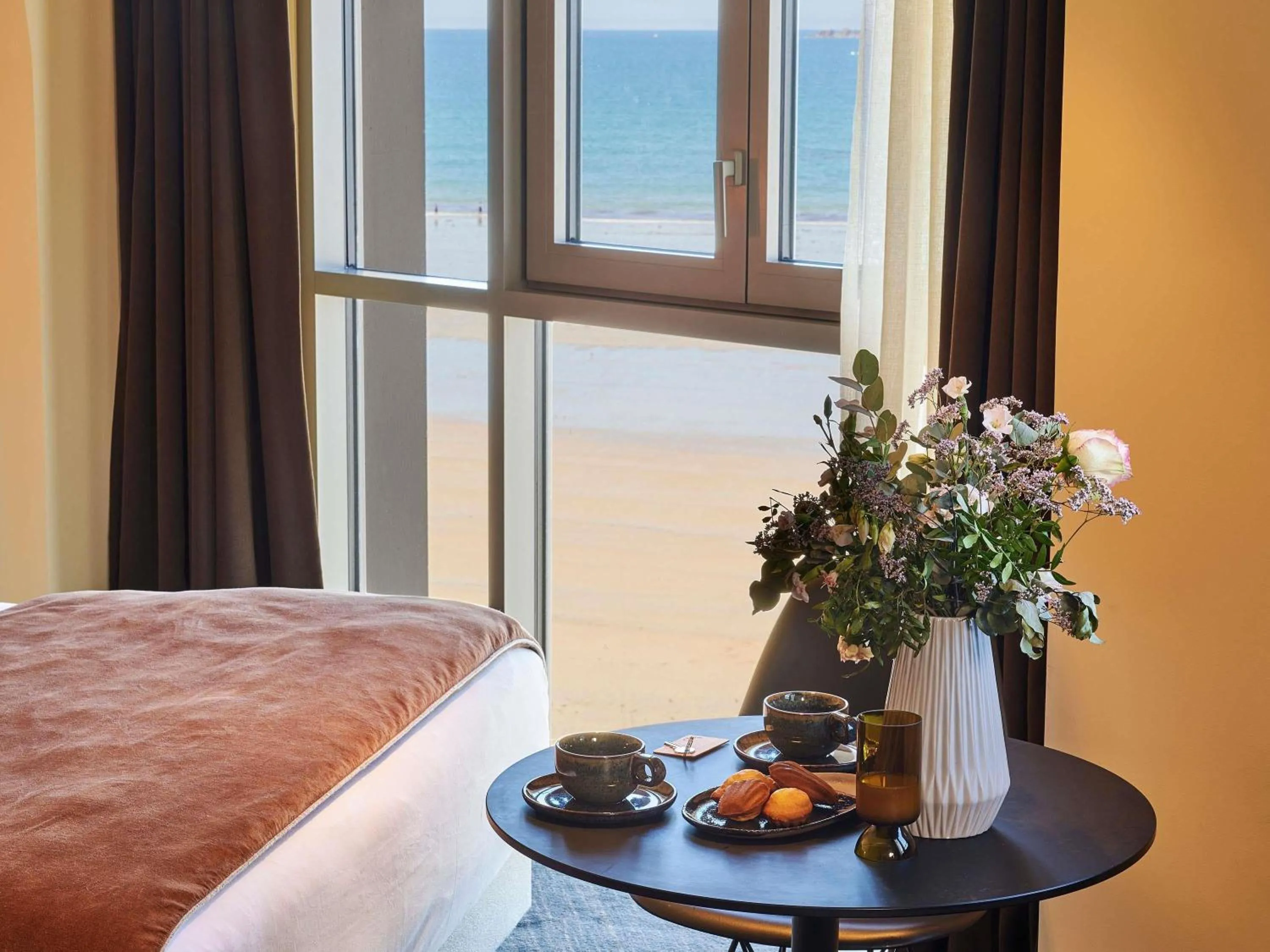 Photo of the whole room, Bed in Mercure St Malo Front de Mer