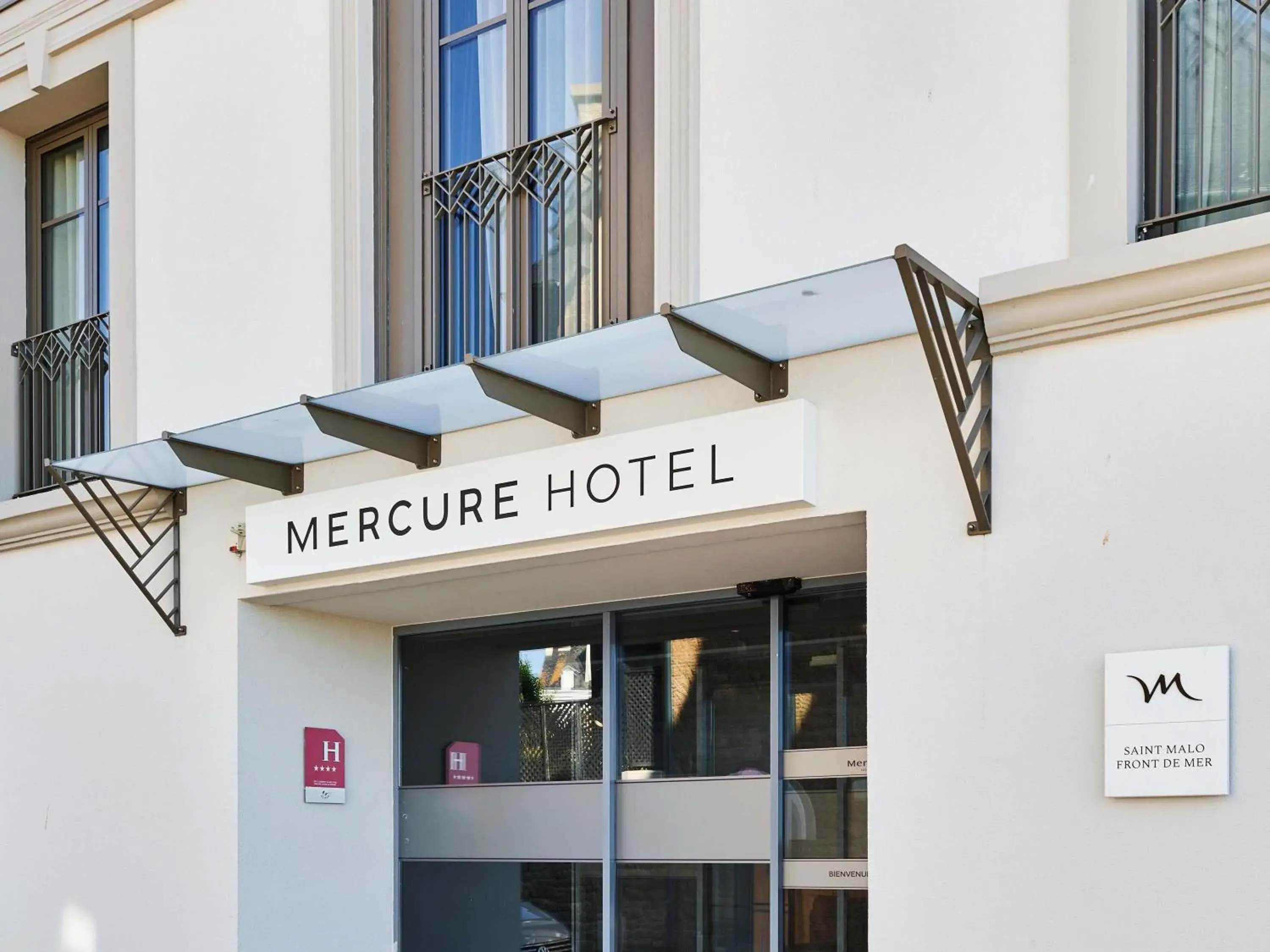 Property building in Mercure St Malo Front de Mer Property building in Mercure St Malo Front de Mer
