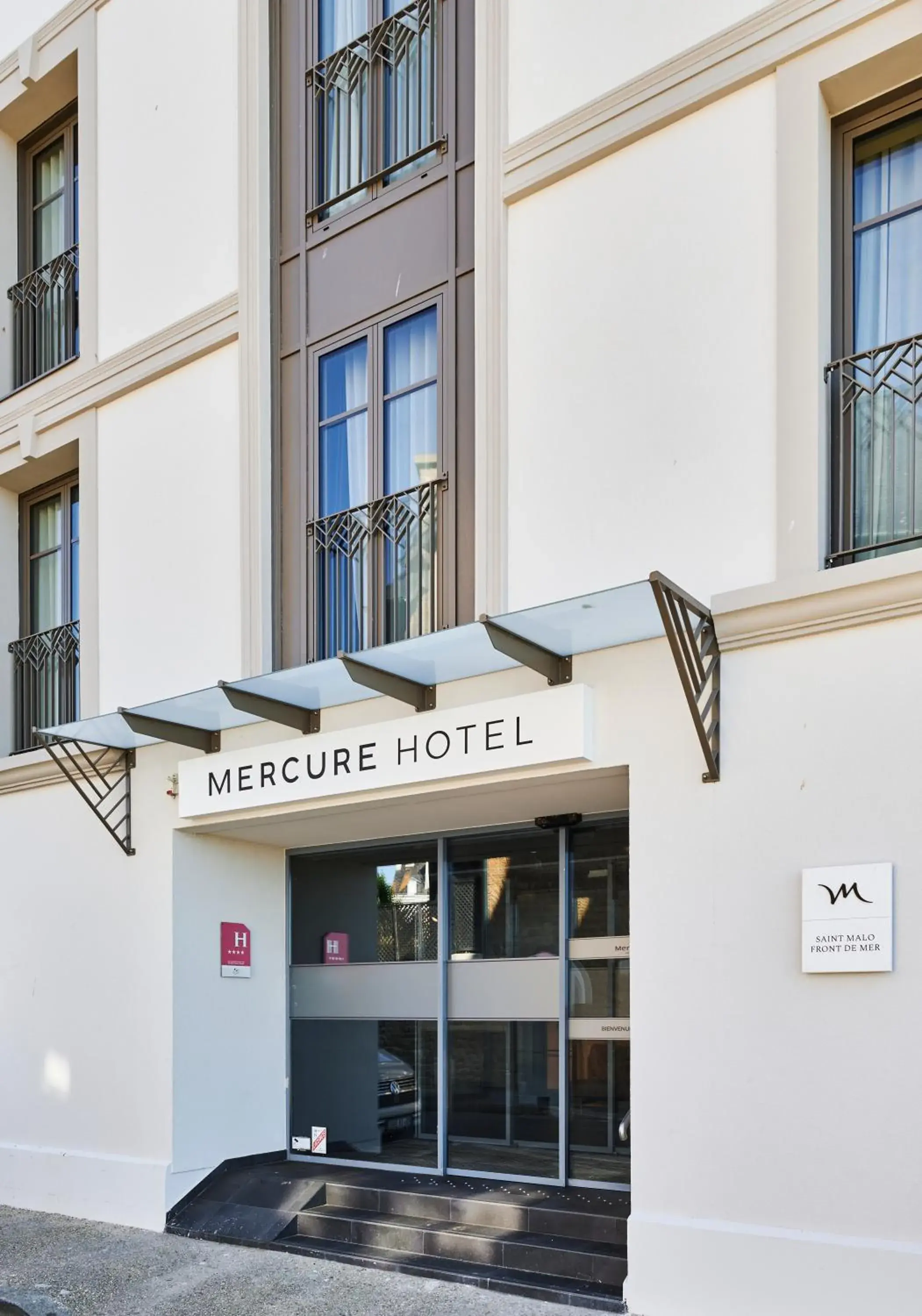Property building in Mercure St Malo Front de Mer Property building in Mercure St Malo Front de Mer