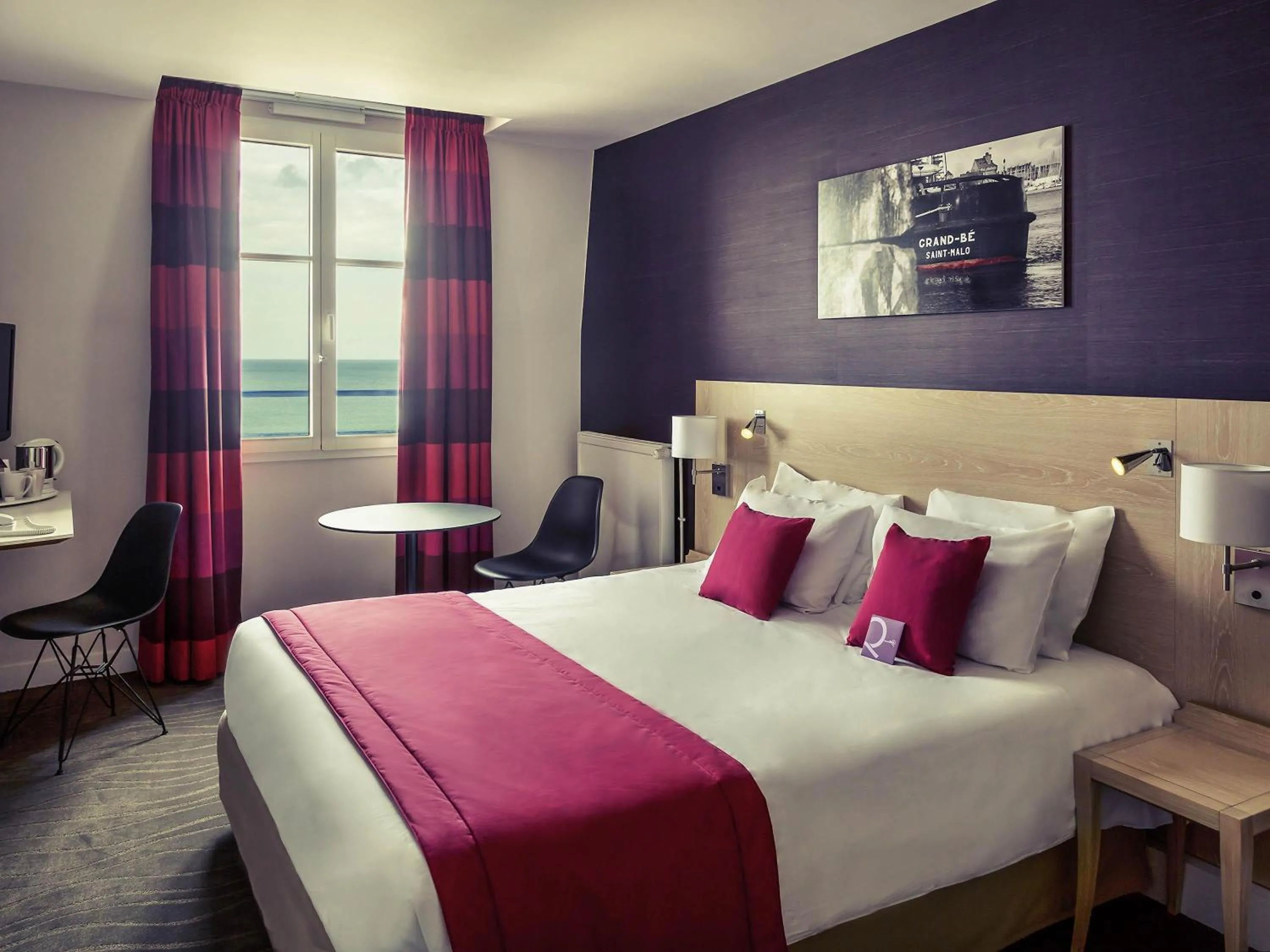 Bedroom, Bed in Mercure St Malo Front de Mer