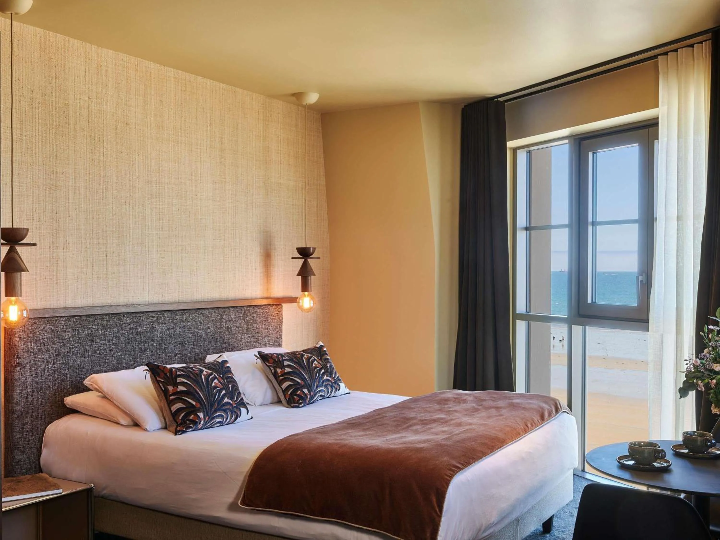 Property building, Bed in Mercure St Malo Front de Mer