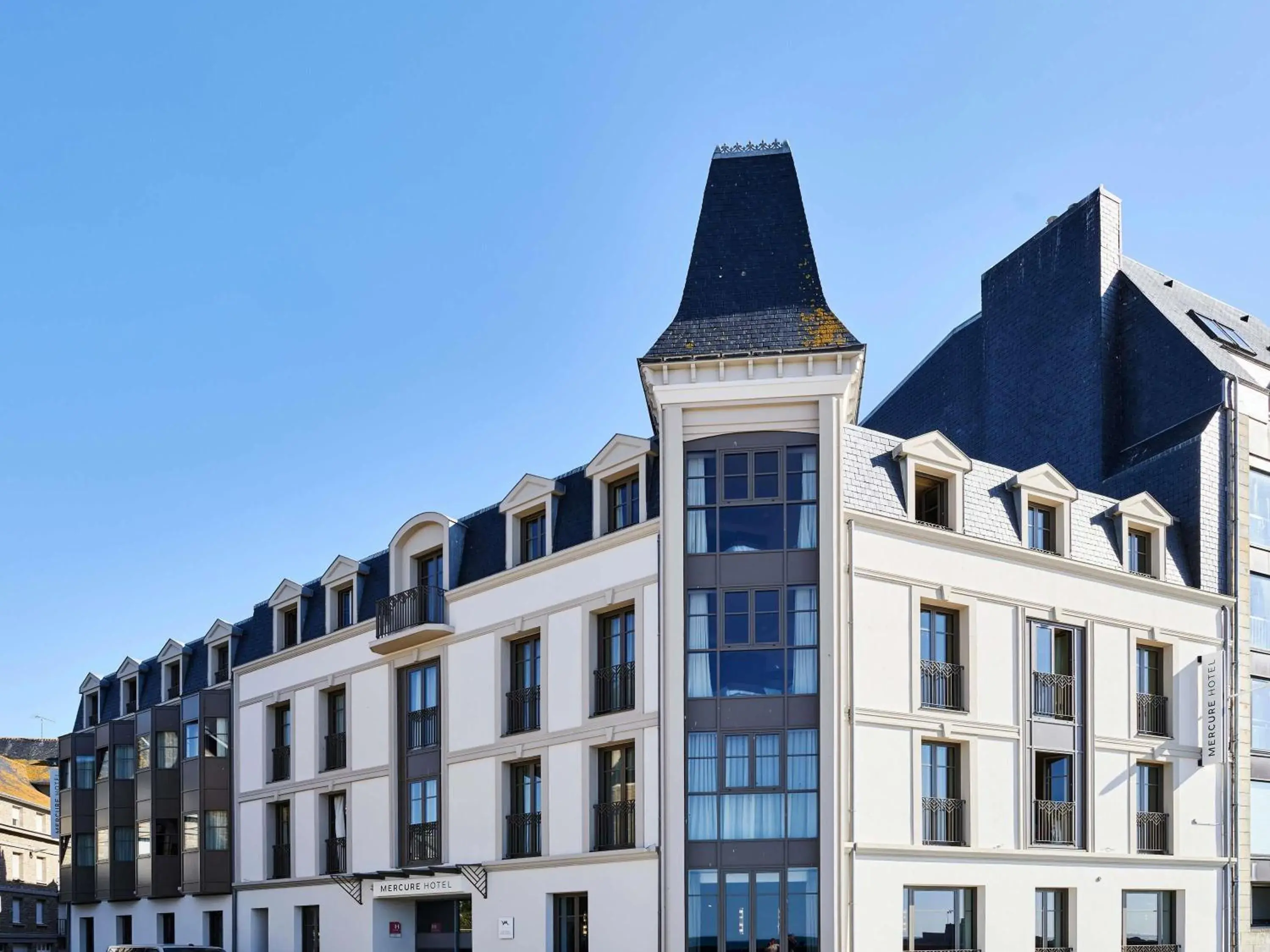 Property building in Mercure St Malo Front de Mer Property building in Mercure St Malo Front de Mer