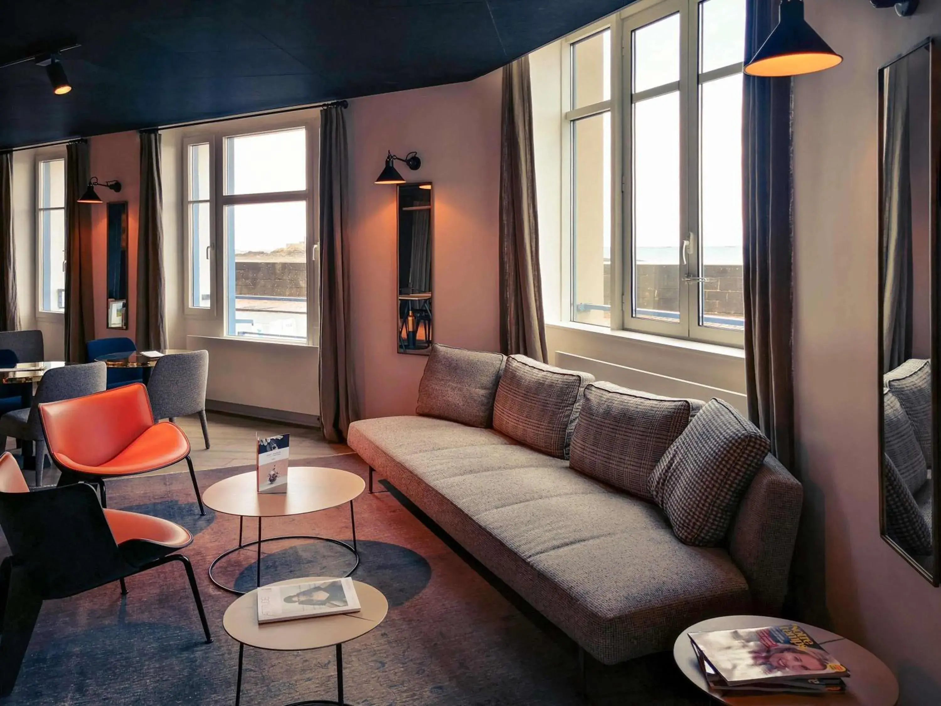 Lounge or bar in Mercure St Malo Front de Mer Lounge or bar in Mercure St Malo Front de Mer
