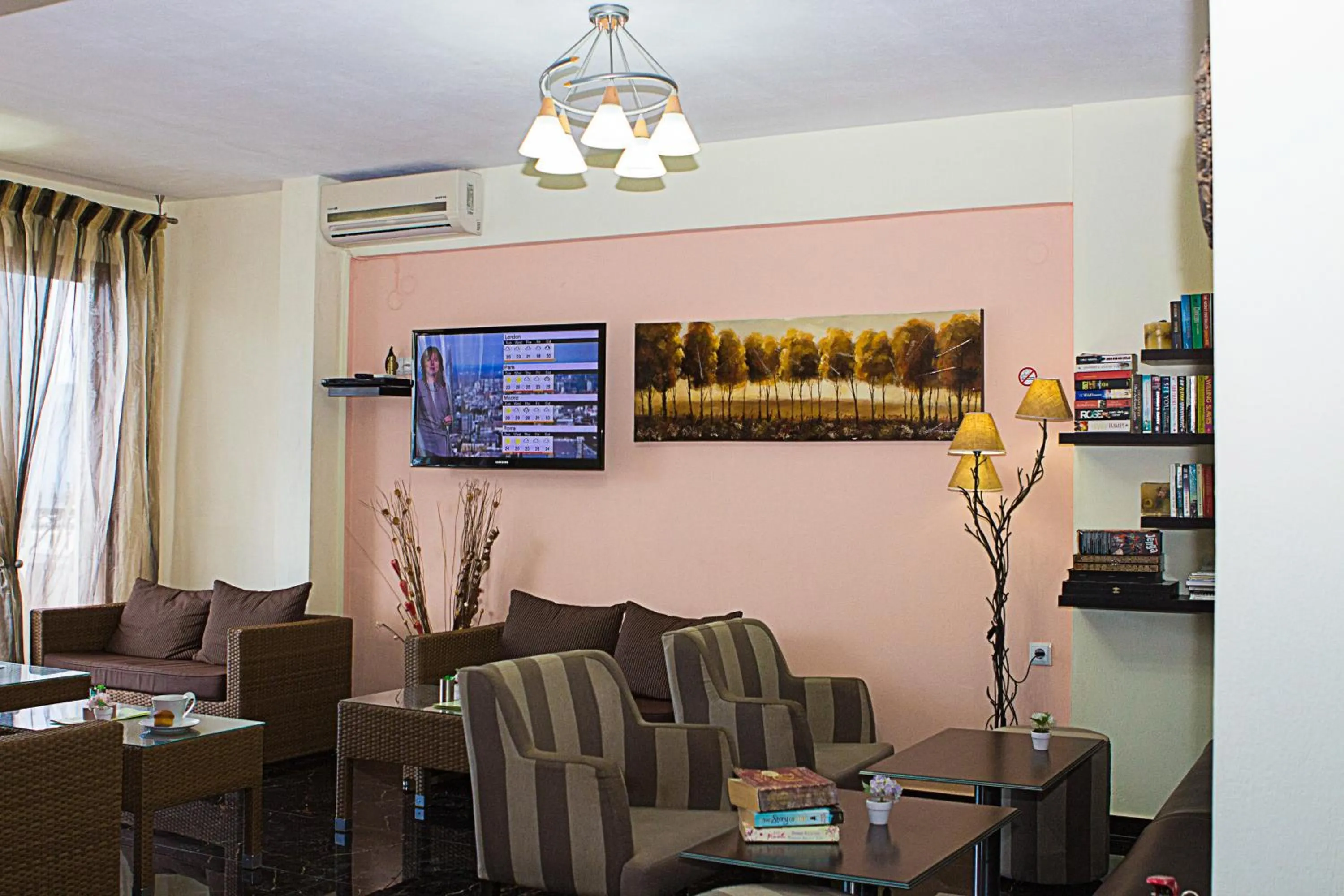 Communal lounge/ TV room in Anthena Studios
