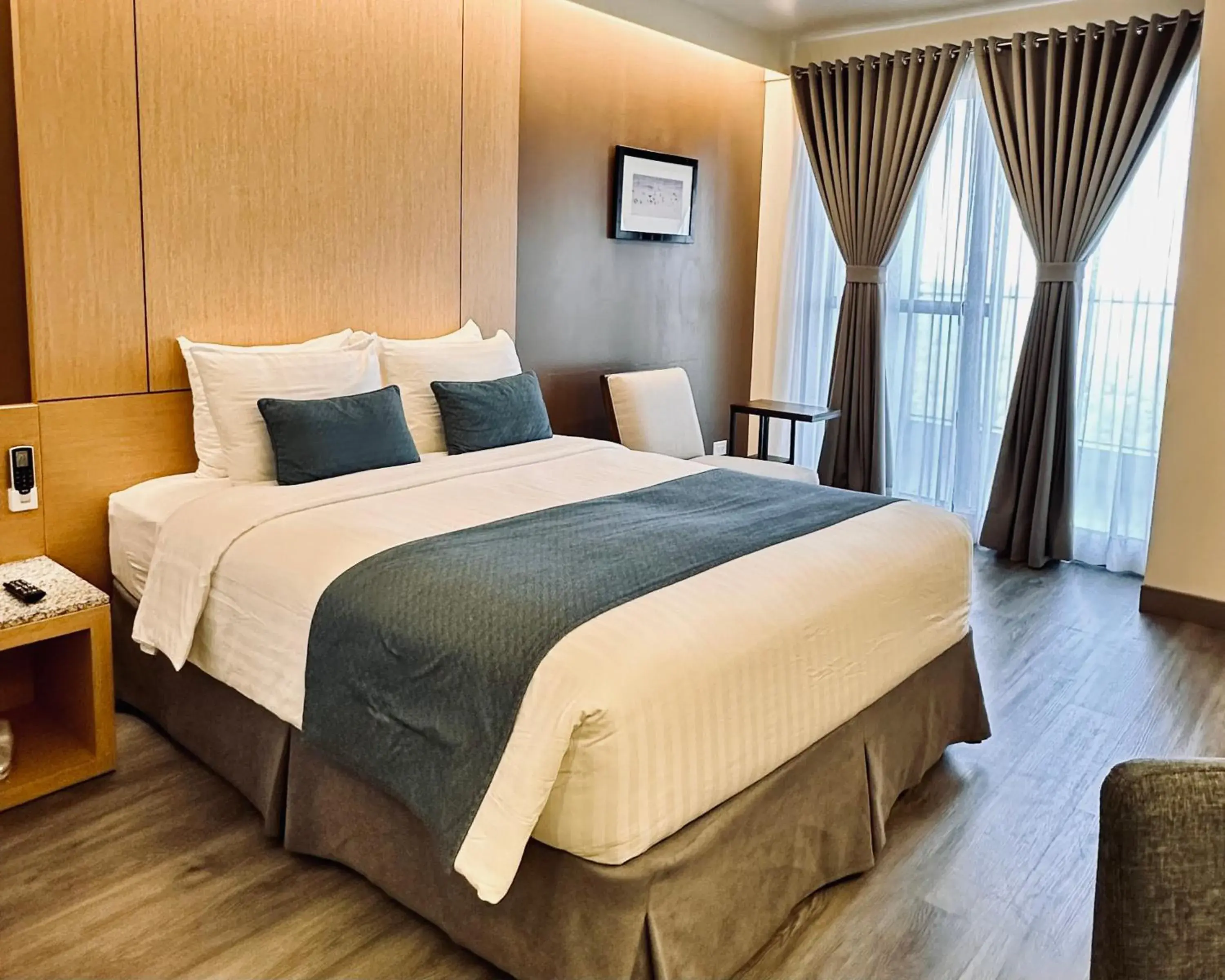 Queen Room with Sea View in West Plaza Hotel at Lebuu Street Queen Room with Sea View in West Plaza Hotel at Lebuu Street