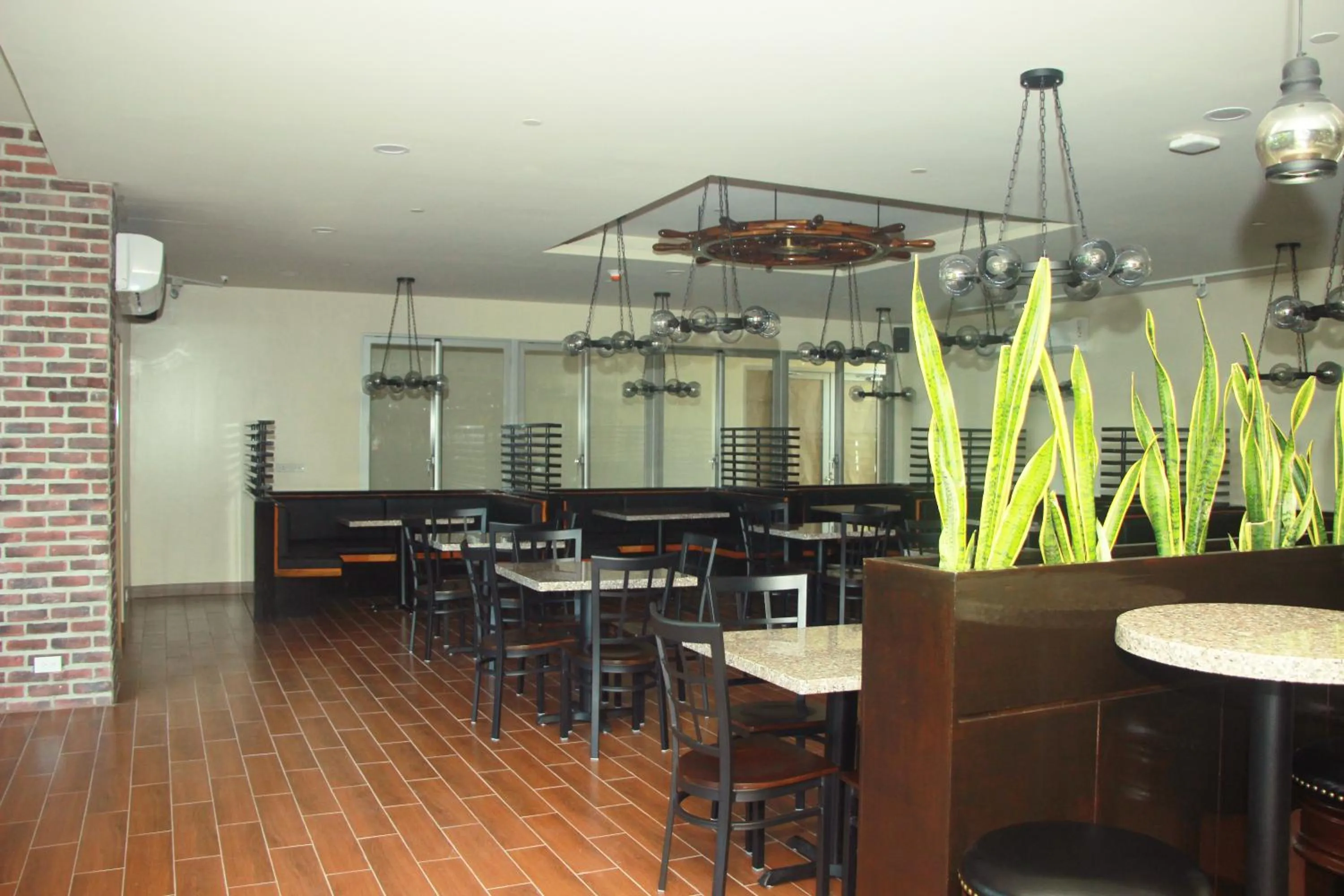 Restaurant/places to eat in West Plaza Hotel at Lebuu Street