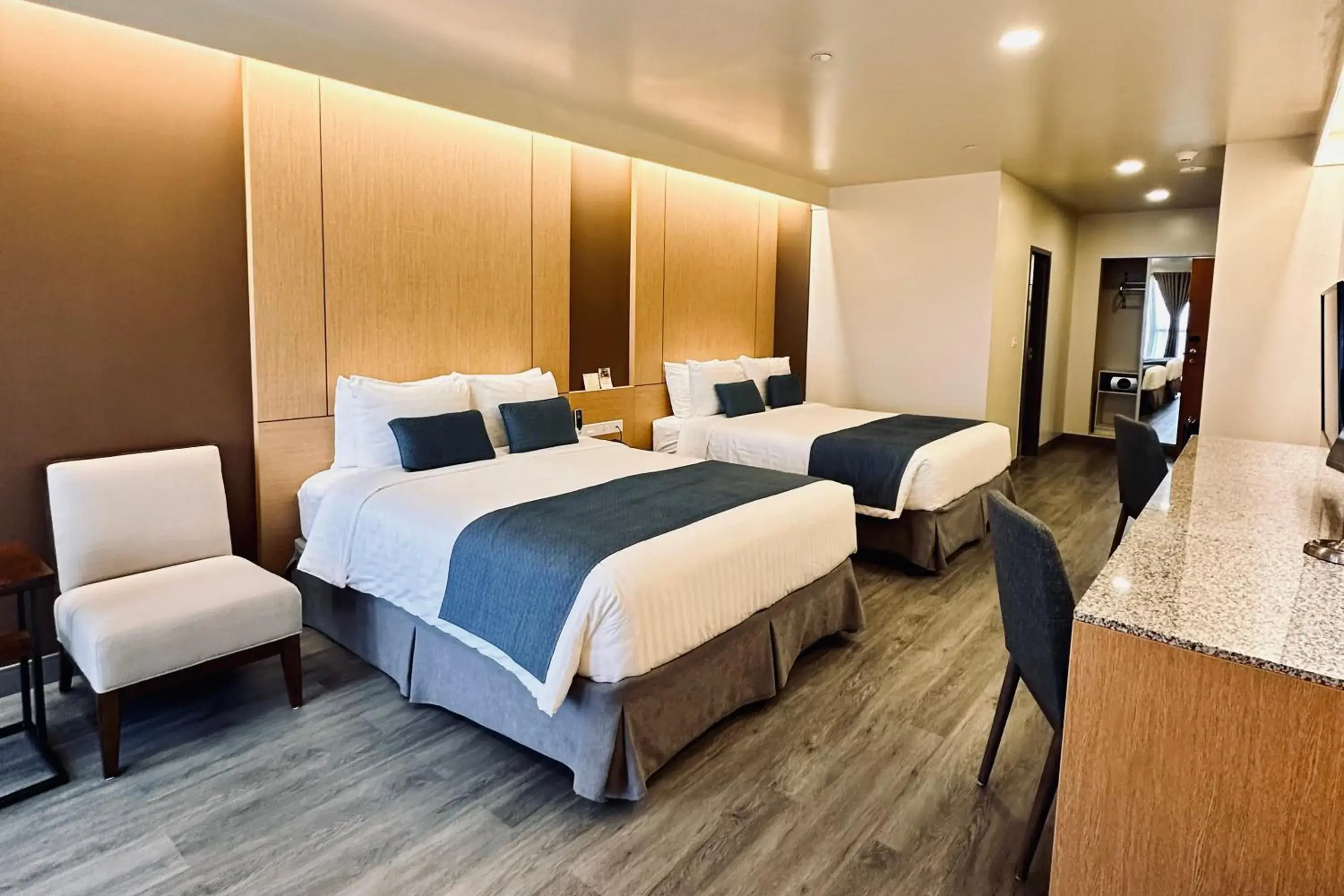 Deluxe Double or Twin Room with Balcony in West Plaza Hotel at Lebuu Street Deluxe Double or Twin Room with Balcony in West Plaza Hotel at Lebuu Street