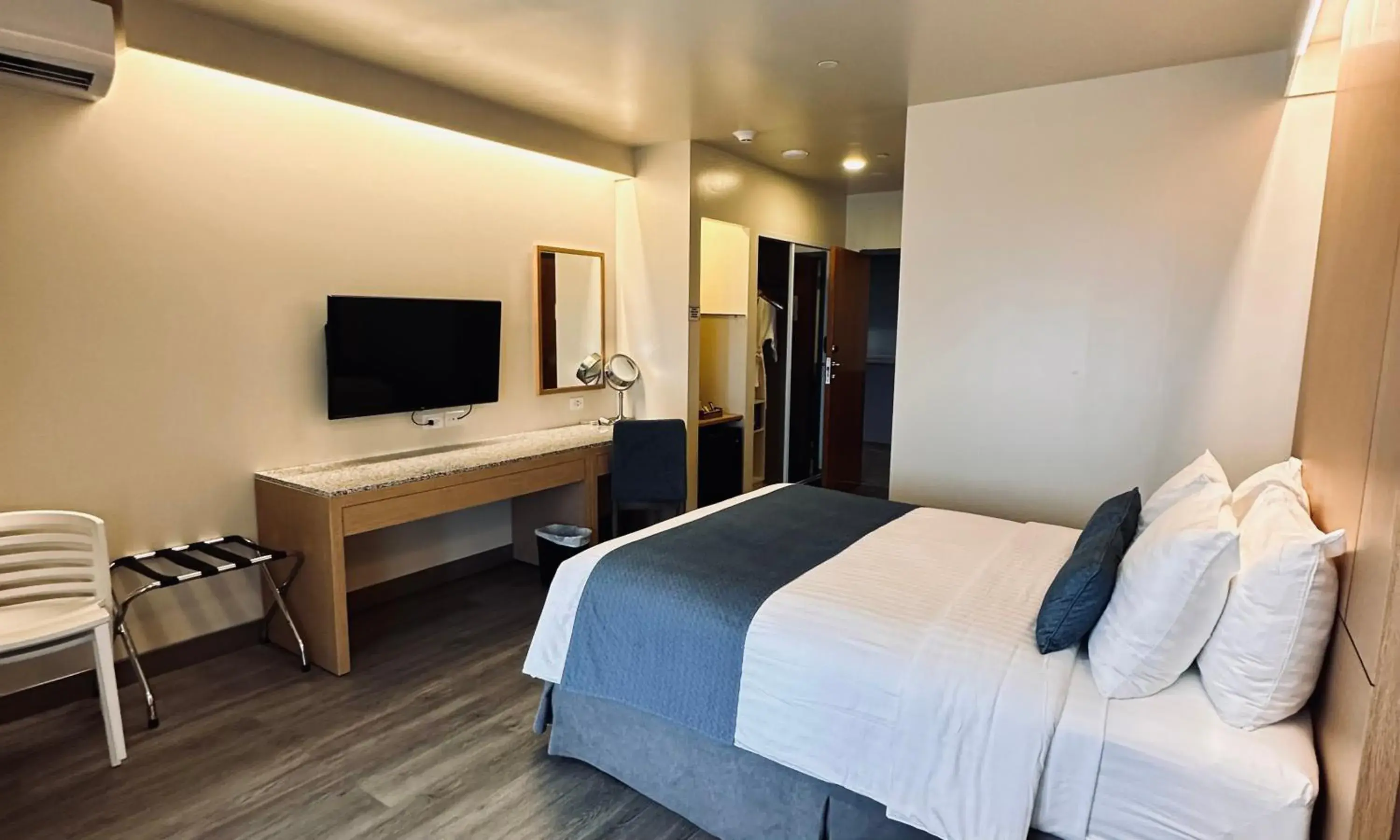 Queen Room with Balcony in West Plaza Hotel at Lebuu Street Queen Room with Balcony in West Plaza Hotel at Lebuu Street