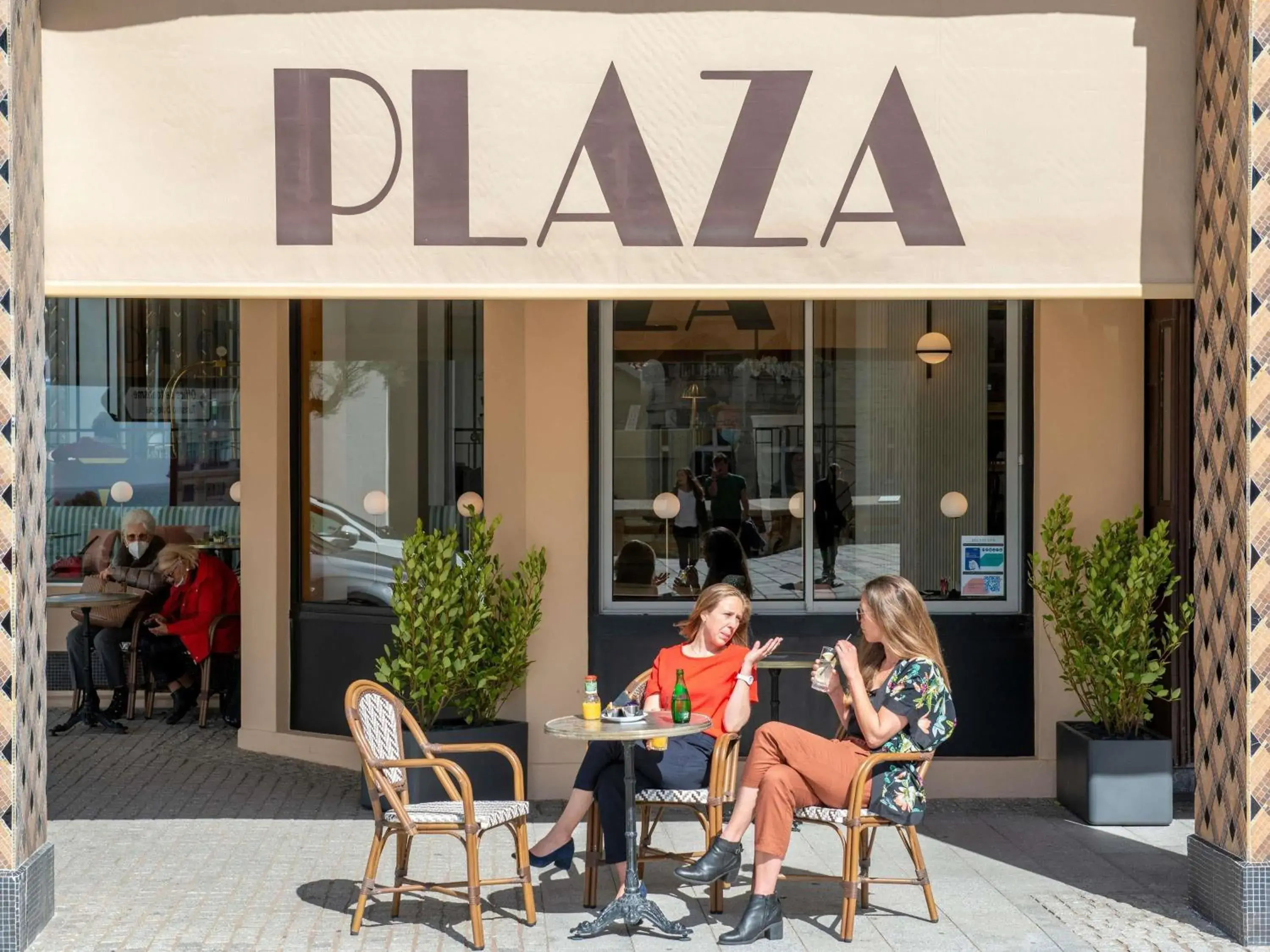 Lounge or bar in Hotel Plaza Biarritz Plage - Handwritten Collection Lounge or bar in Hotel Plaza Biarritz Plage - Handwritten Collection