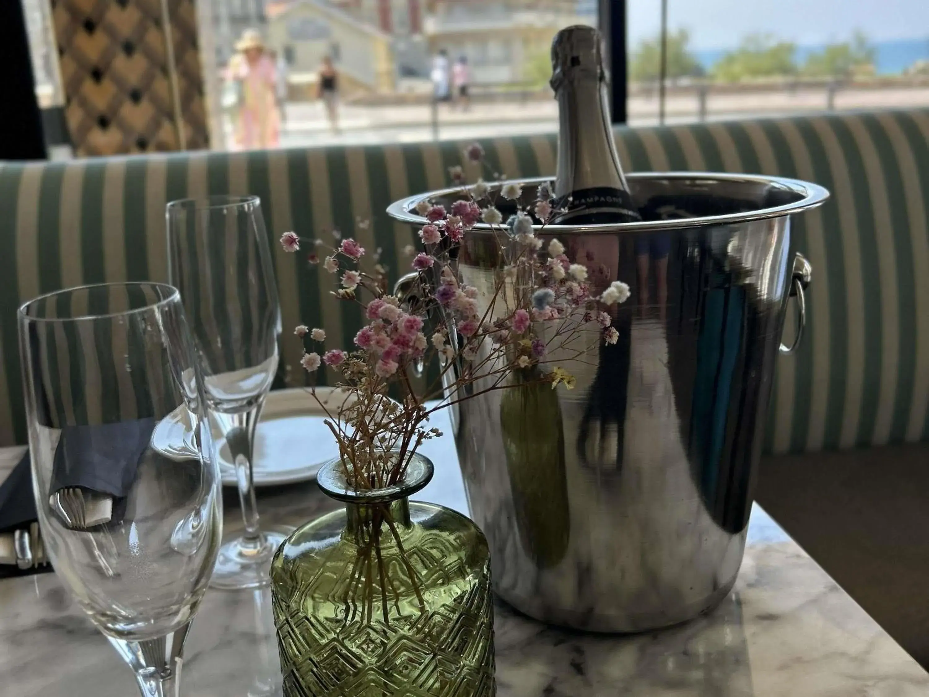 Lounge or bar in Hotel Plaza Biarritz Plage - Handwritten Collection Lounge or bar in Hotel Plaza Biarritz Plage - Handwritten Collection