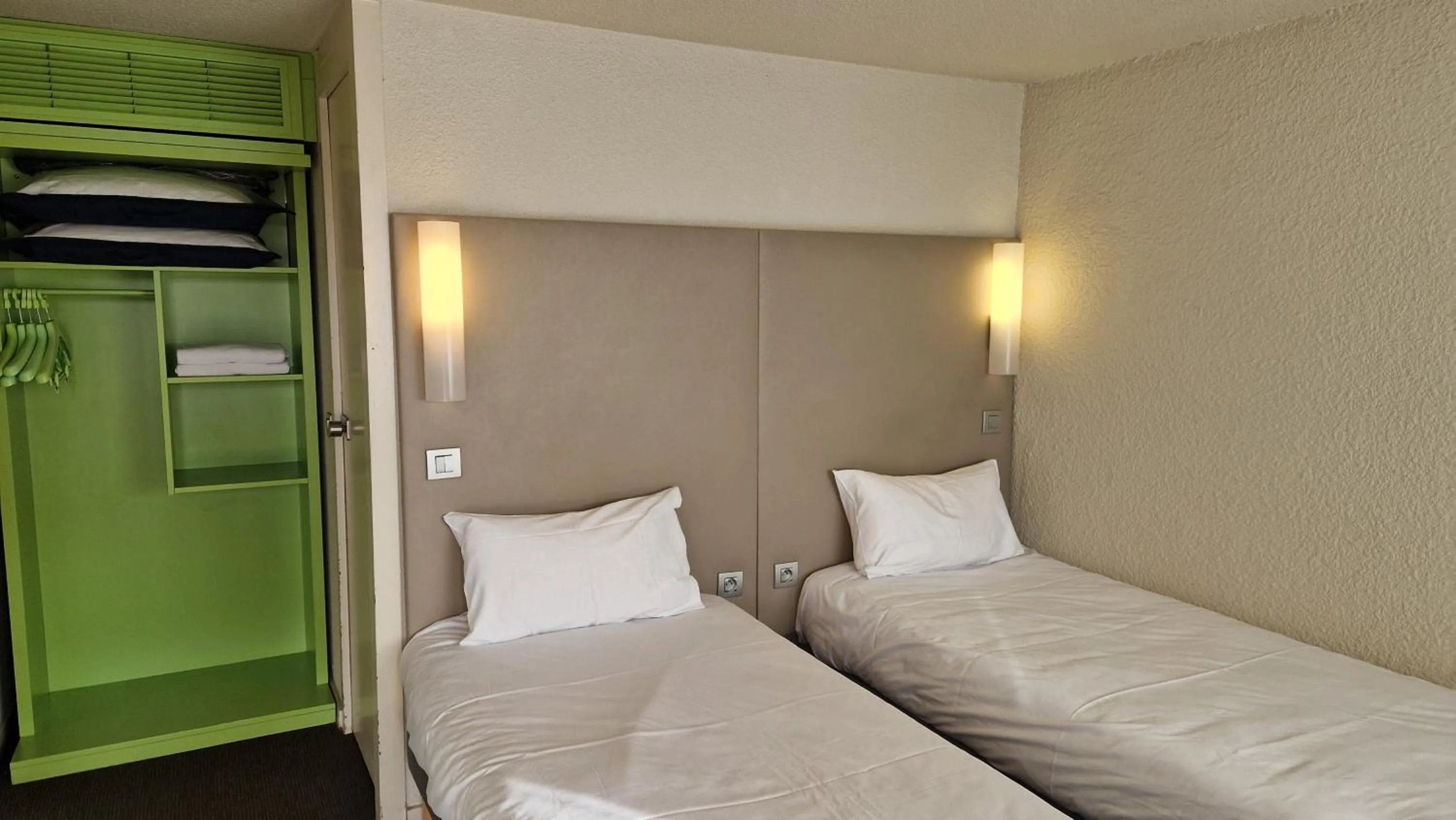 Bedroom, Bed in Campanile Saint Quentin