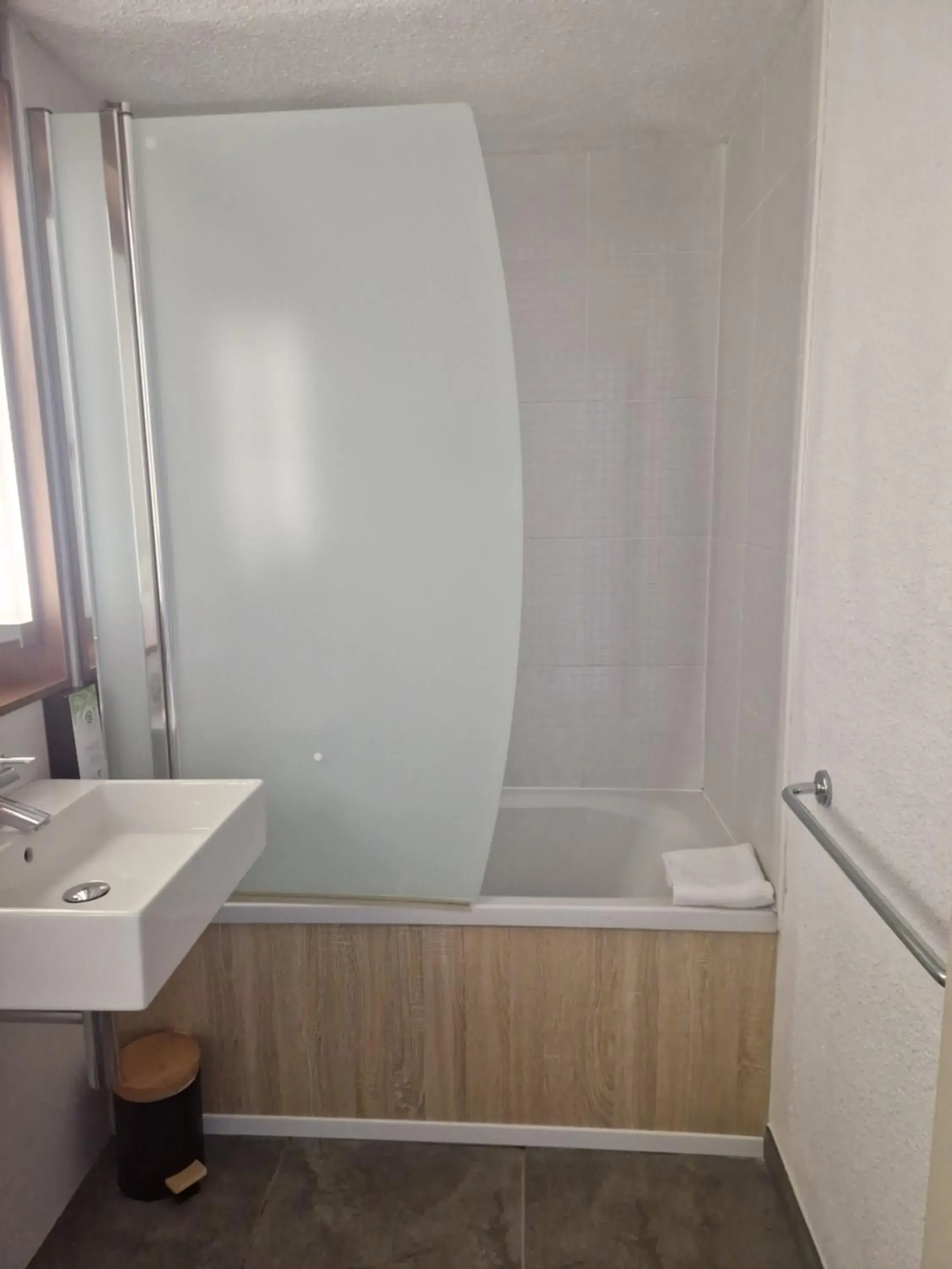 Bathroom in Campanile Saint Quentin Bathroom in Campanile Saint Quentin