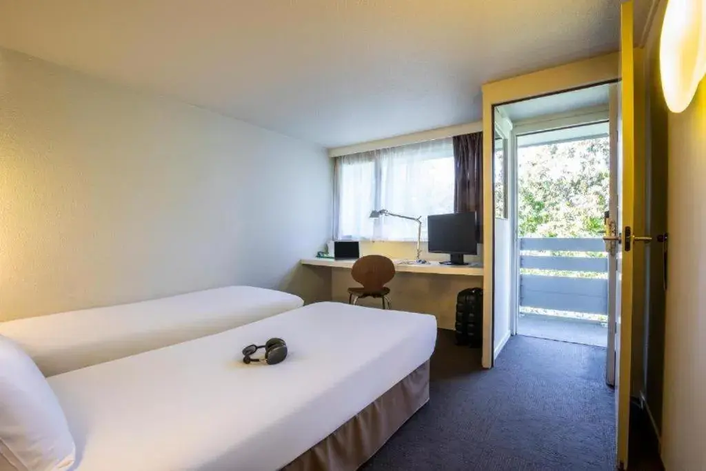 Bedroom, Bed in Campanile Saint Quentin Bedroom, Bed in Campanile Saint Quentin