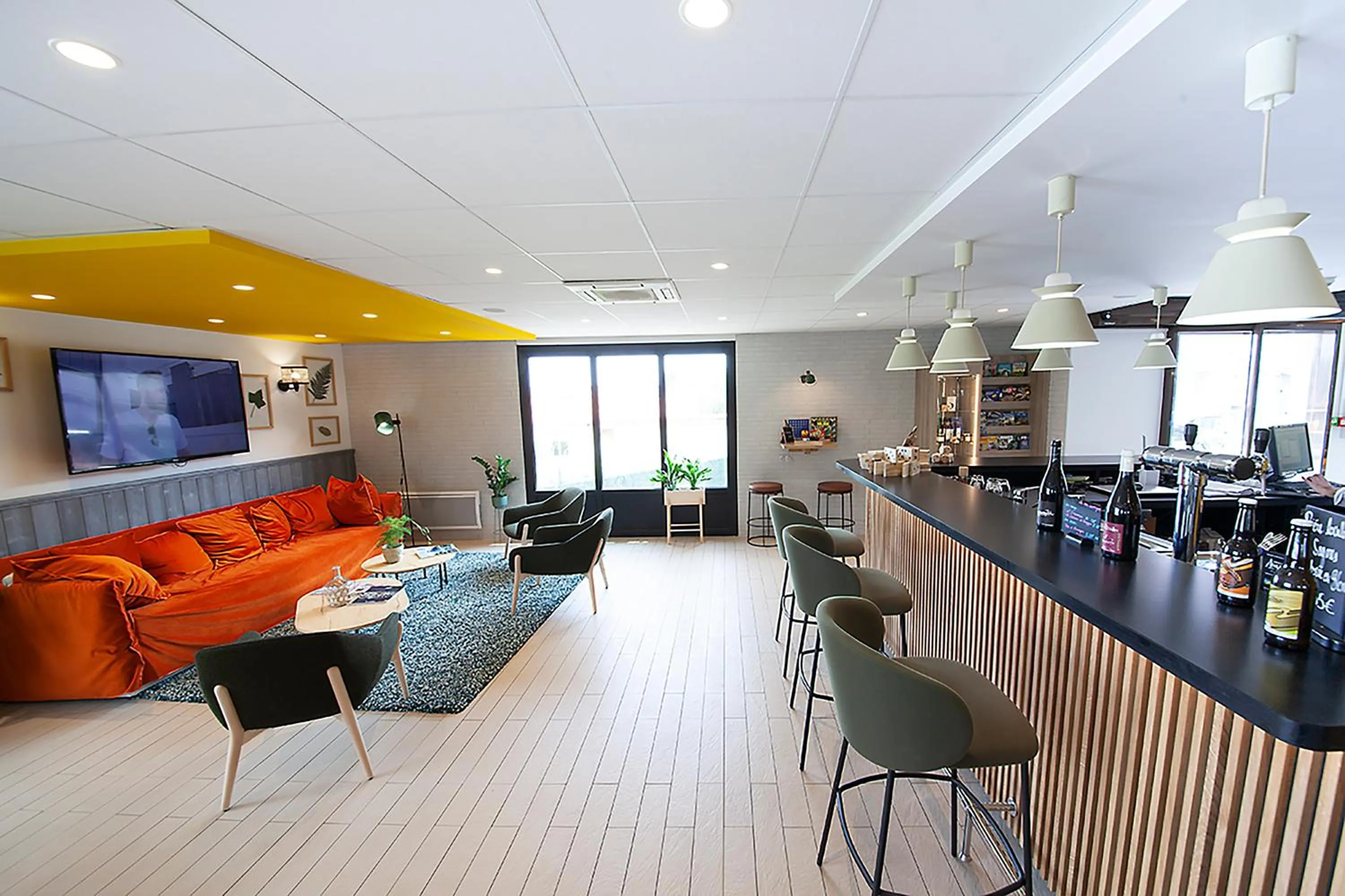 Lounge or bar in Campanile Clermont Ferrand - Le Brezet