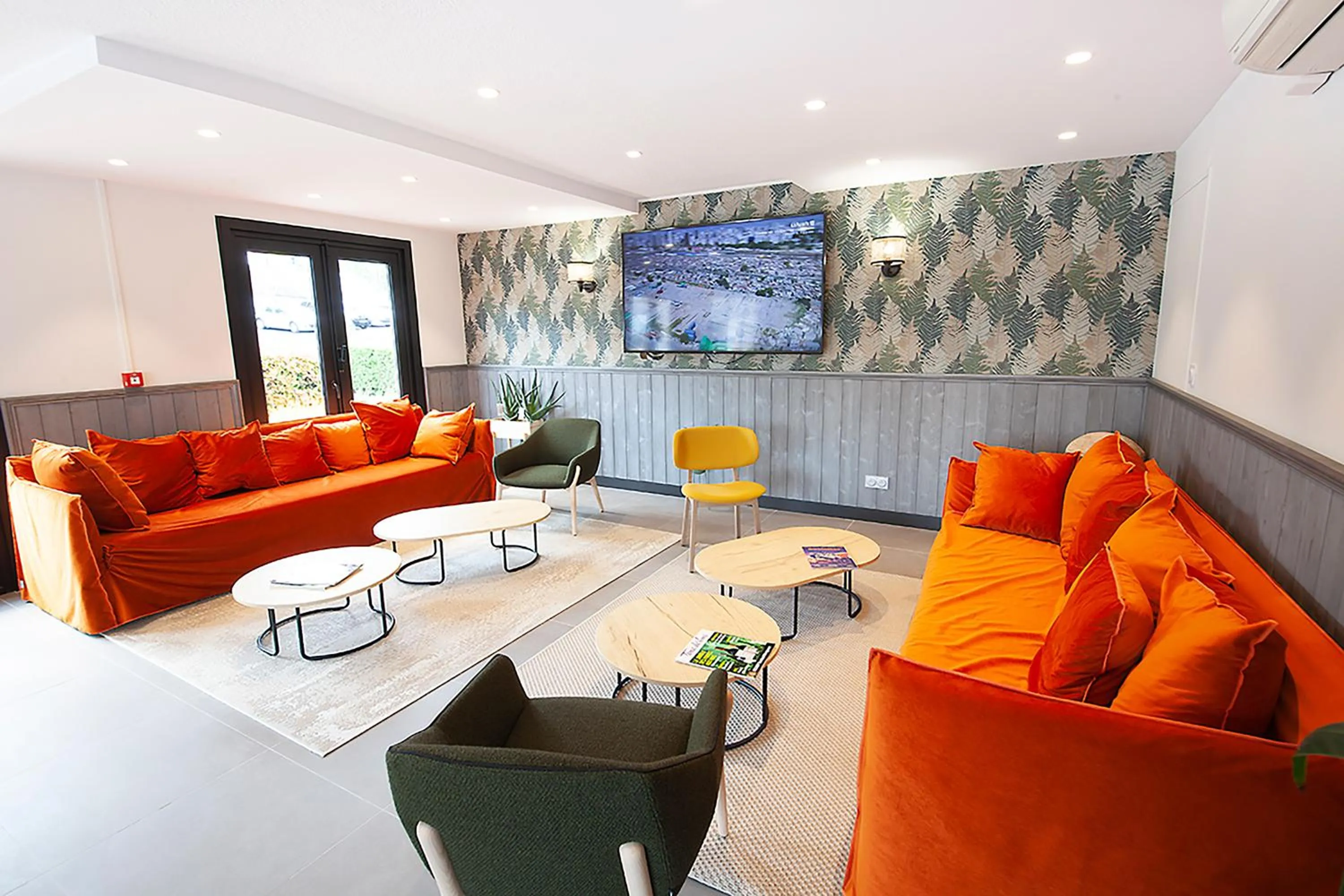 Communal lounge/ TV room in Campanile Clermont Ferrand - Le Brezet