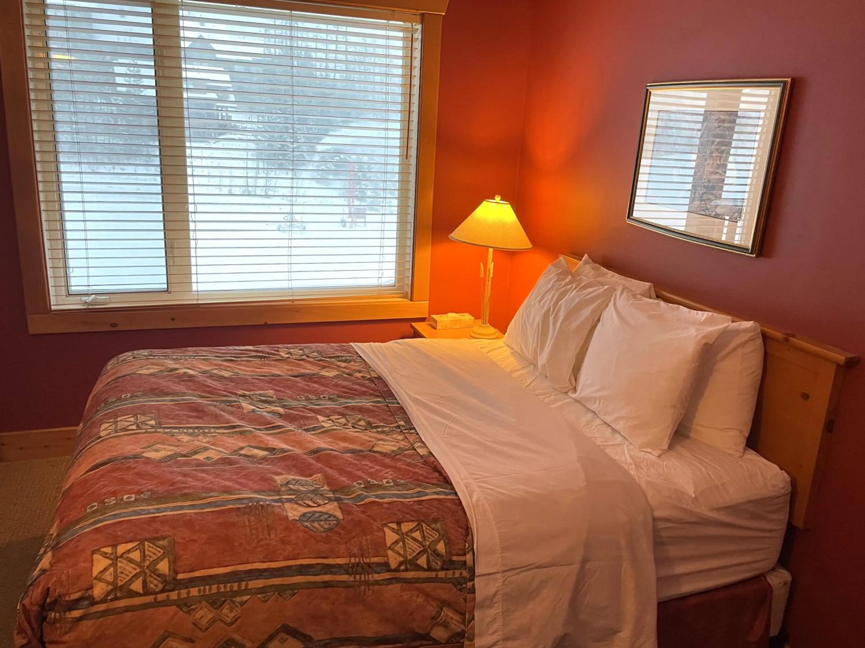 Bedroom, Bed in Cornerstone Lodge by Park Vacation Management