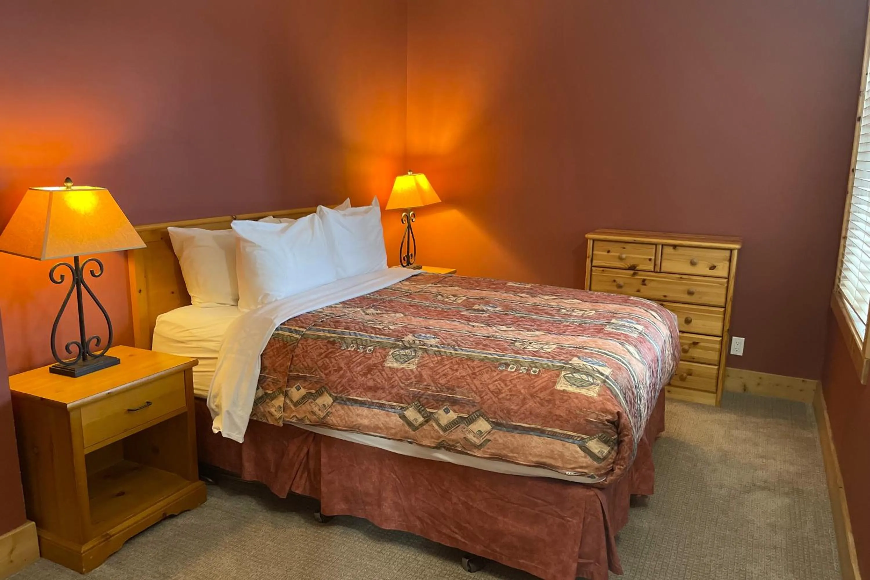 Bedroom, Bed in Cornerstone Lodge by Park Vacation Management