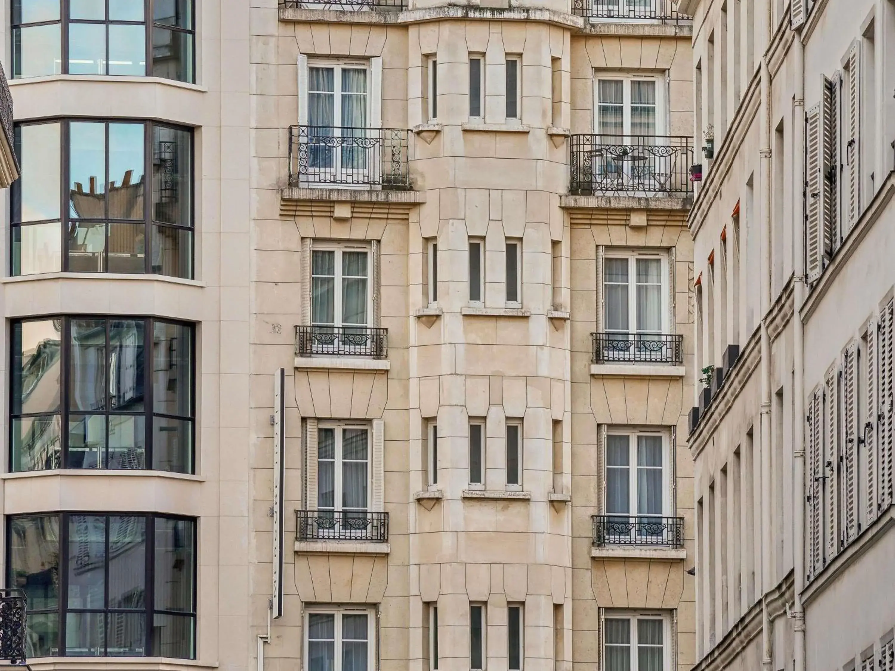 Property building in Mercure Paris Opéra Faubourg Montmartre Property building in Mercure Paris Opéra Faubourg Montmartre
