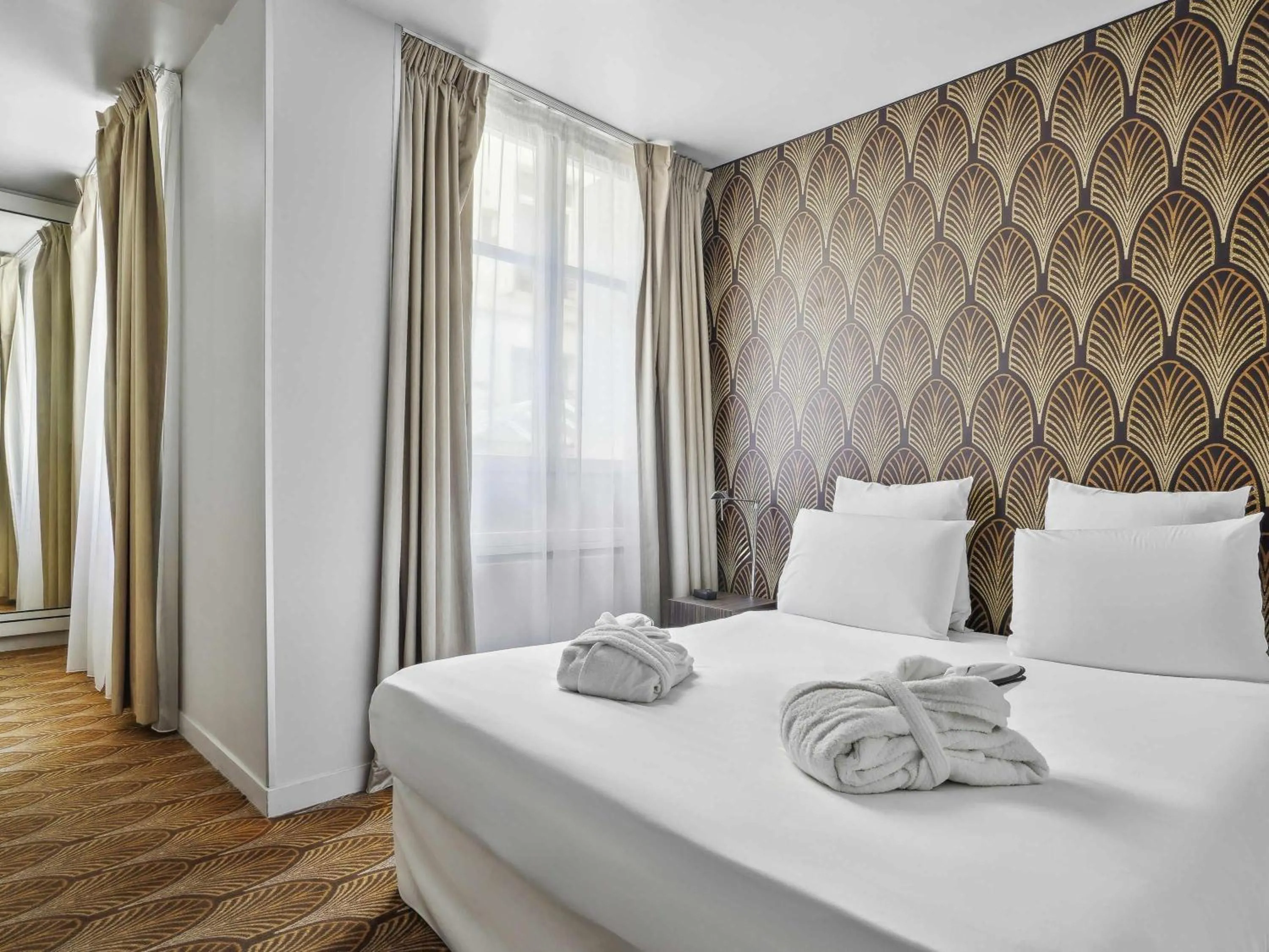 Photo of the whole room, Bed in Mercure Paris Opéra Faubourg Montmartre