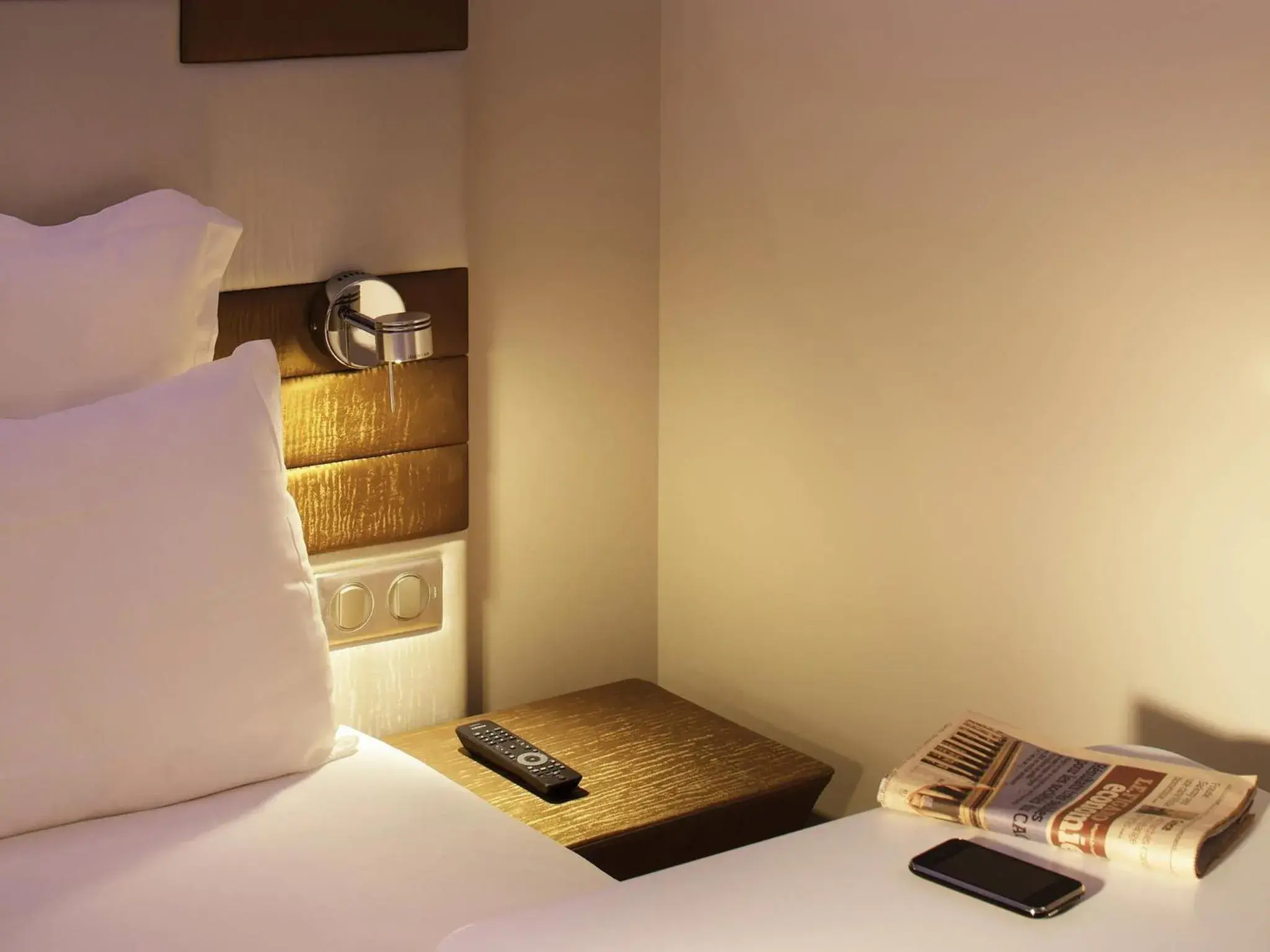 Bedroom, Bed in Mercure Paris Opéra Faubourg Montmartre Bedroom, Bed in Mercure Paris Opéra Faubourg Montmartre