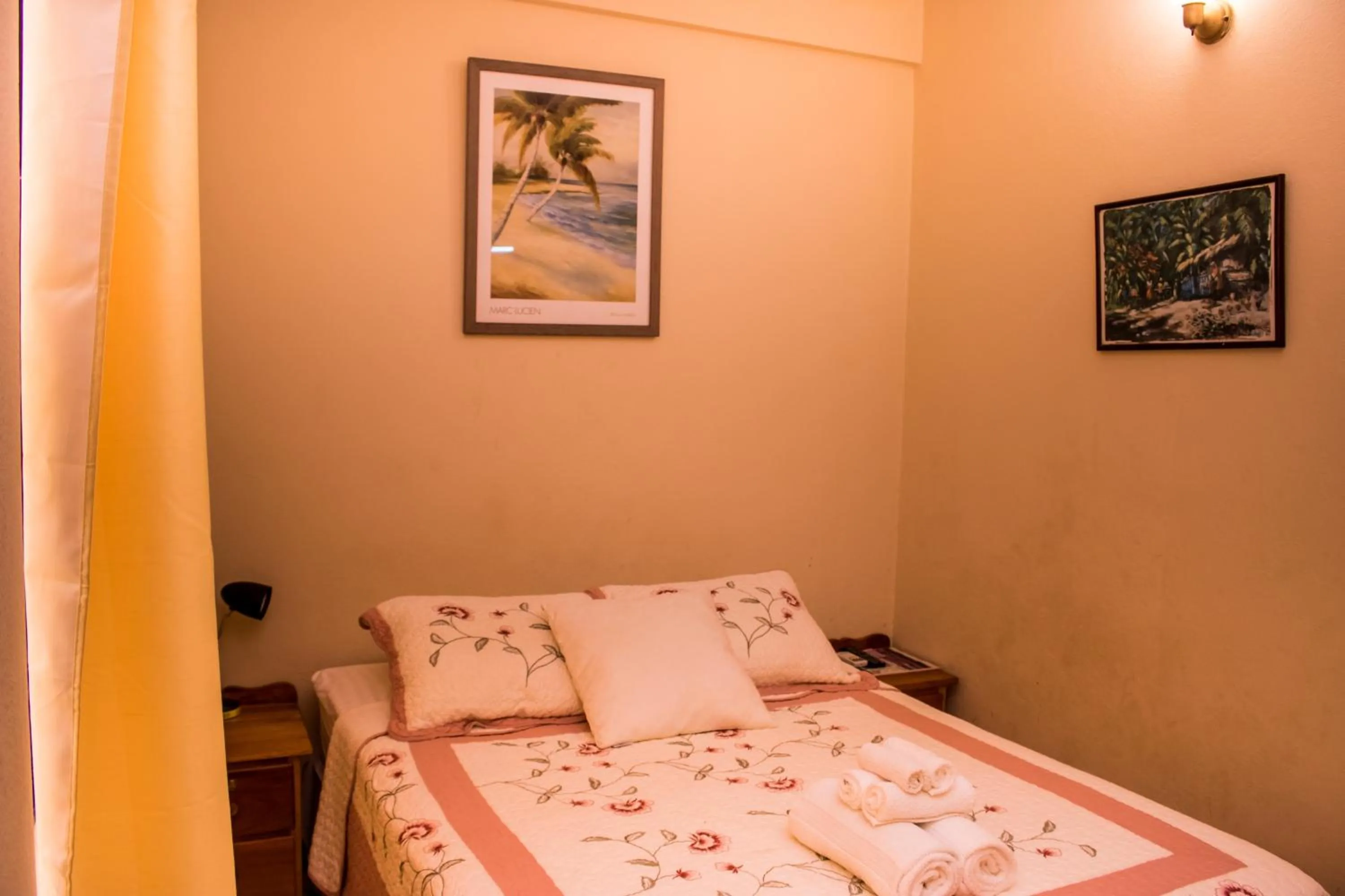 Bed in Serenade Hotel