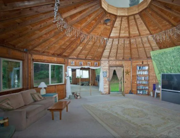 Communal lounge/ TV room in Banyan Tree Sanctuary Guest House