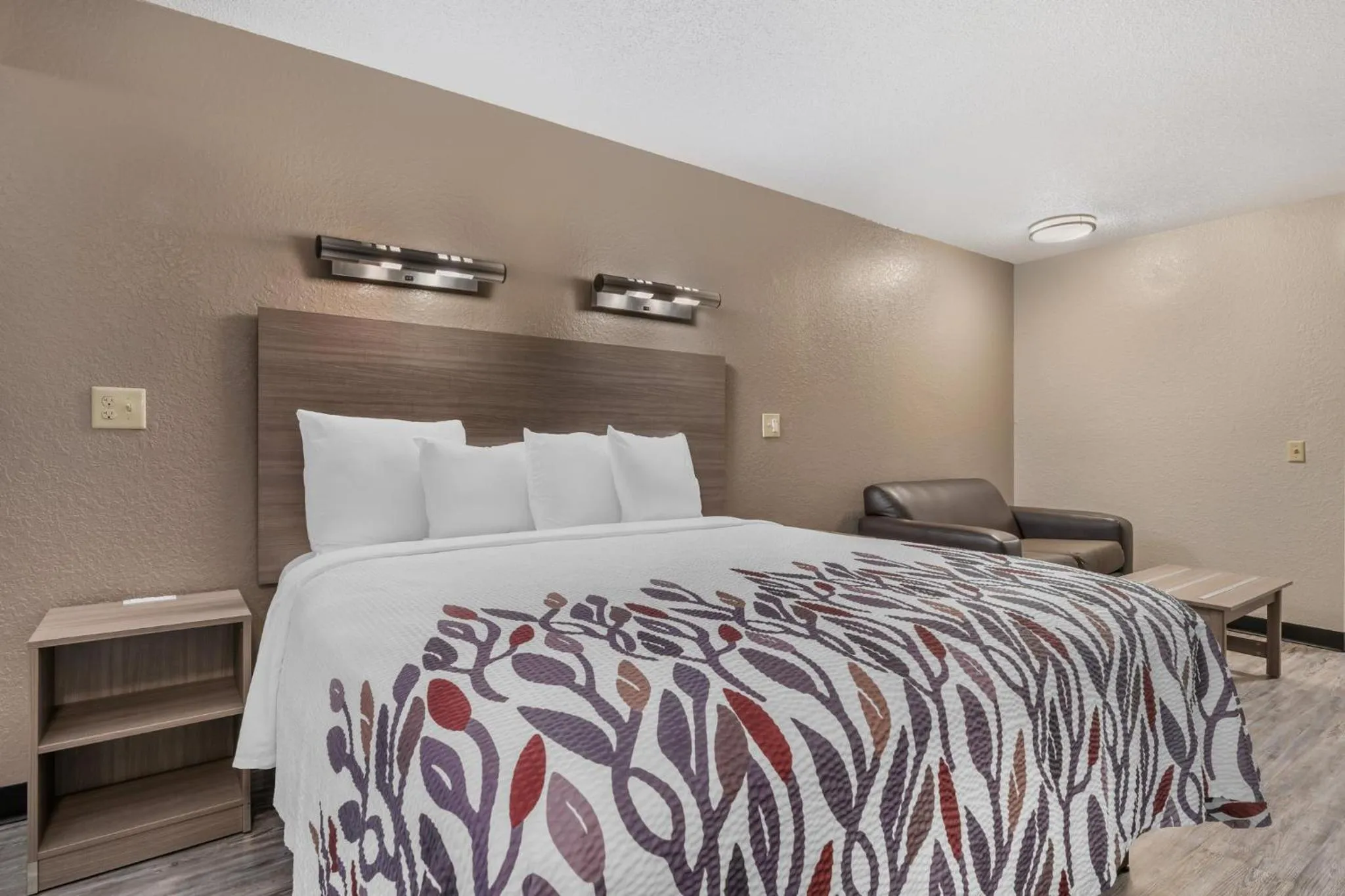 Photo of the whole room, Bed in Red Roof Inn Houston Brookhollow