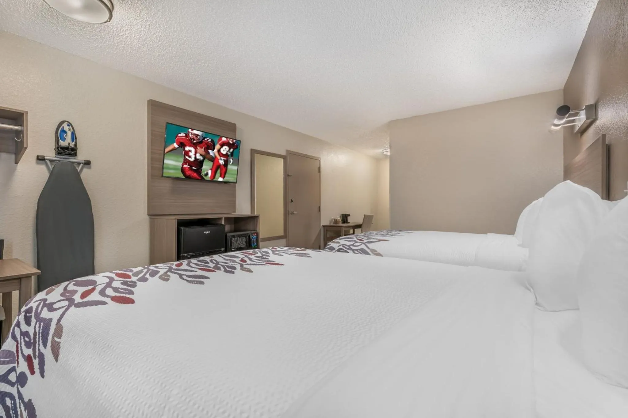 Photo of the whole room, Bed in Red Roof Inn Houston Brookhollow