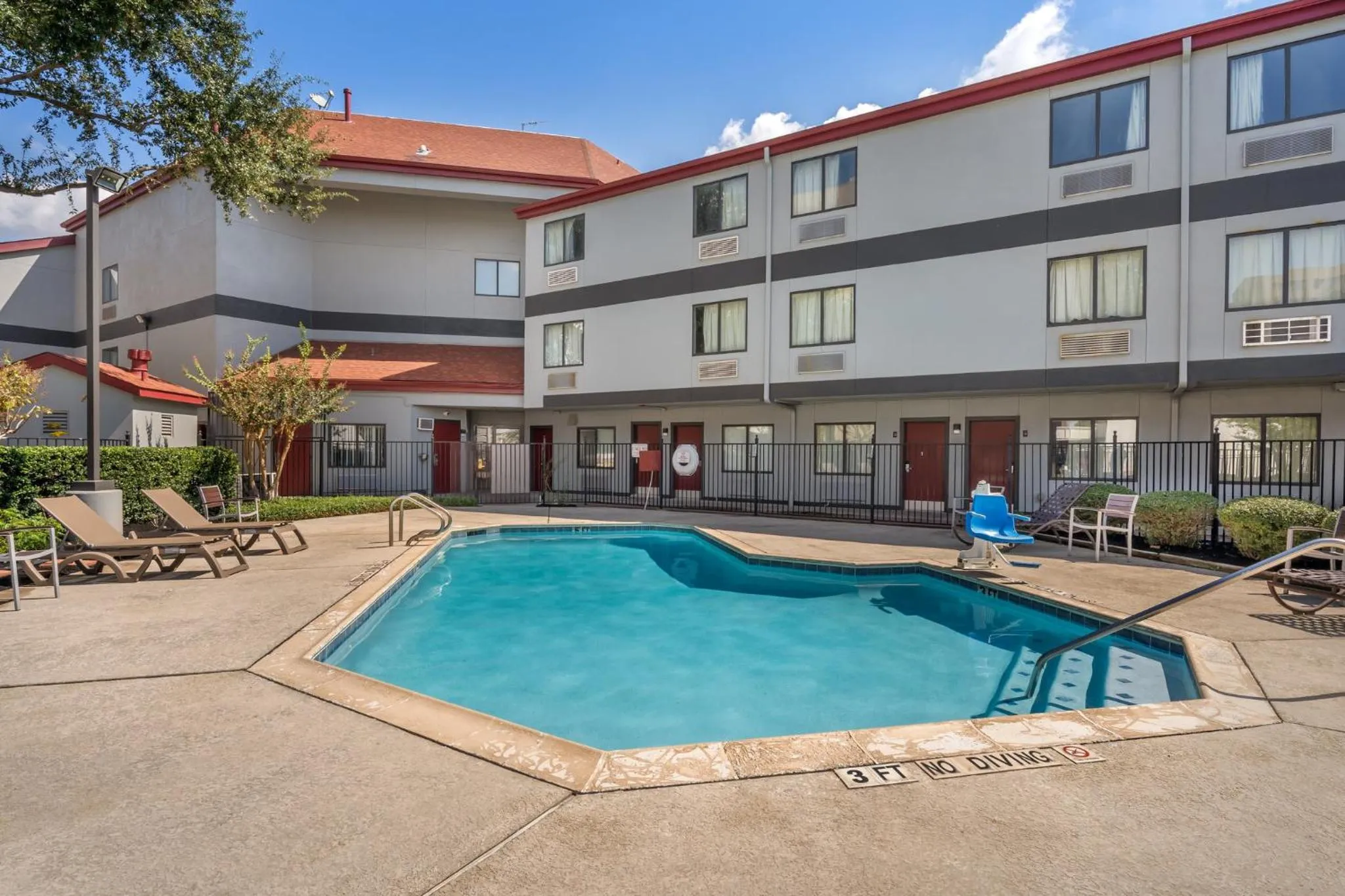 Swimming pool in Red Roof Inn Houston Brookhollow