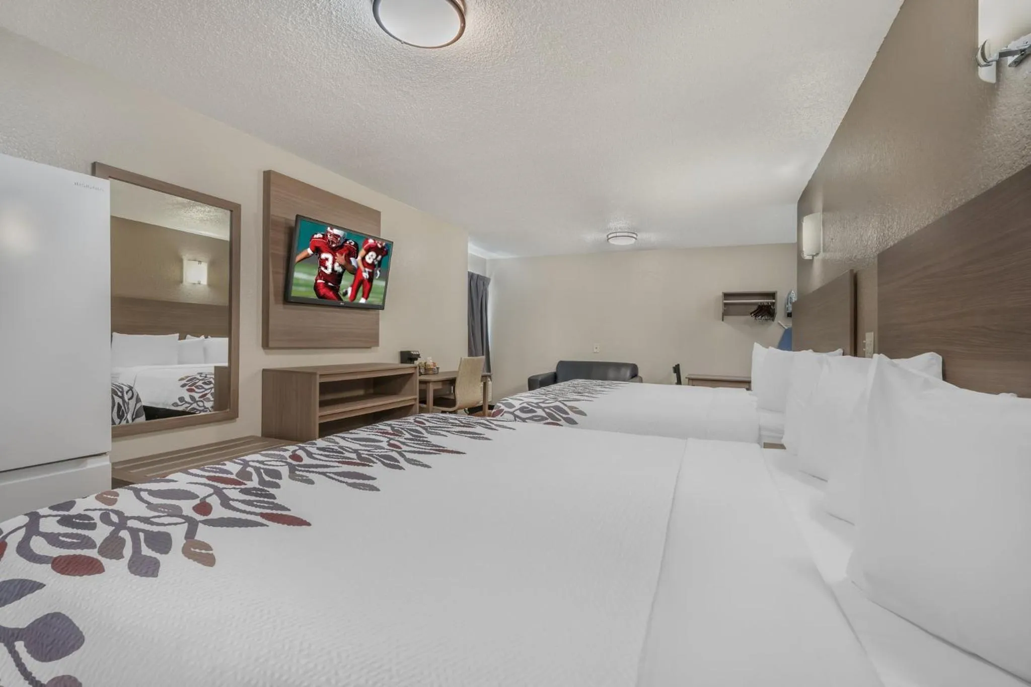 Photo of the whole room, Bed in Red Roof Inn Houston Brookhollow