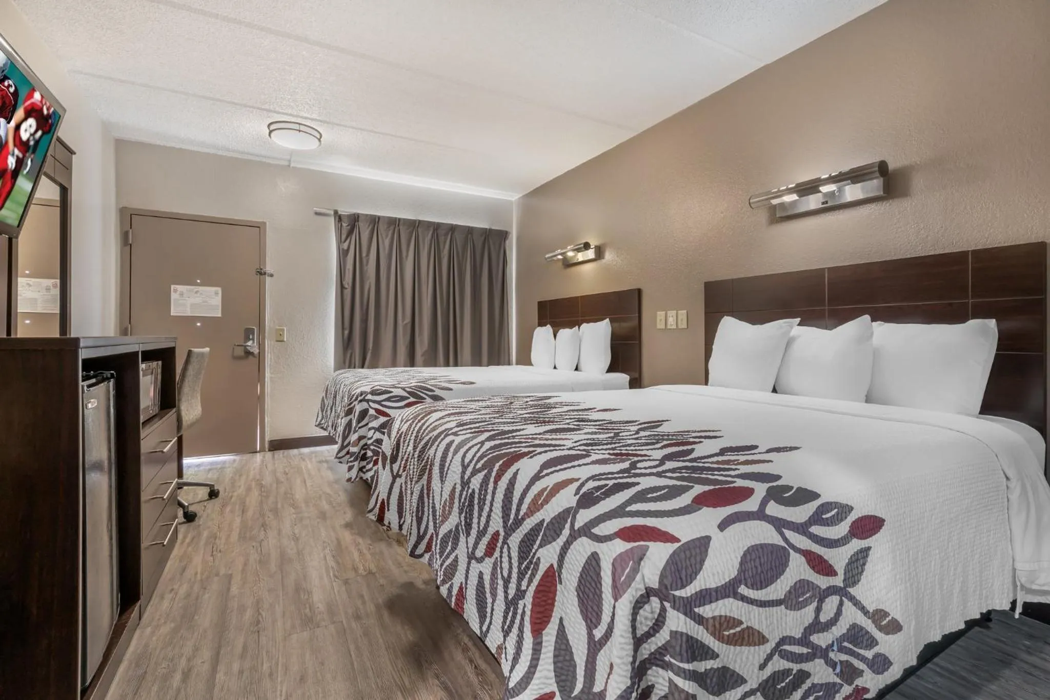 Photo of the whole room, Bed in Red Roof Inn Houston Brookhollow