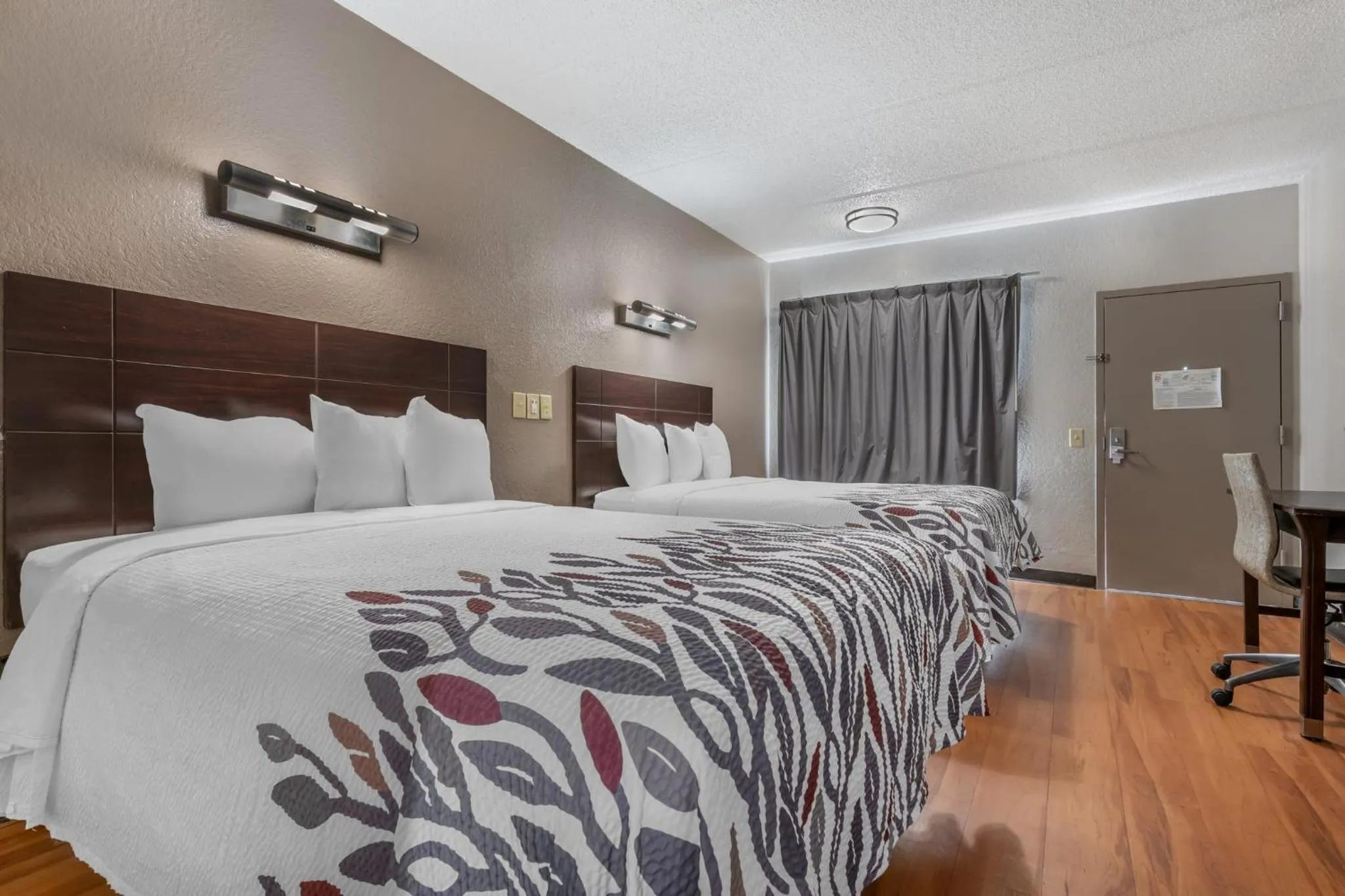 Photo of the whole room, Bed in Red Roof Inn Houston Brookhollow