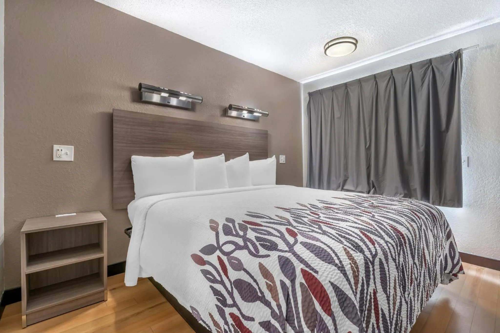 Photo of the whole room, Bed in Red Roof Inn Houston Brookhollow