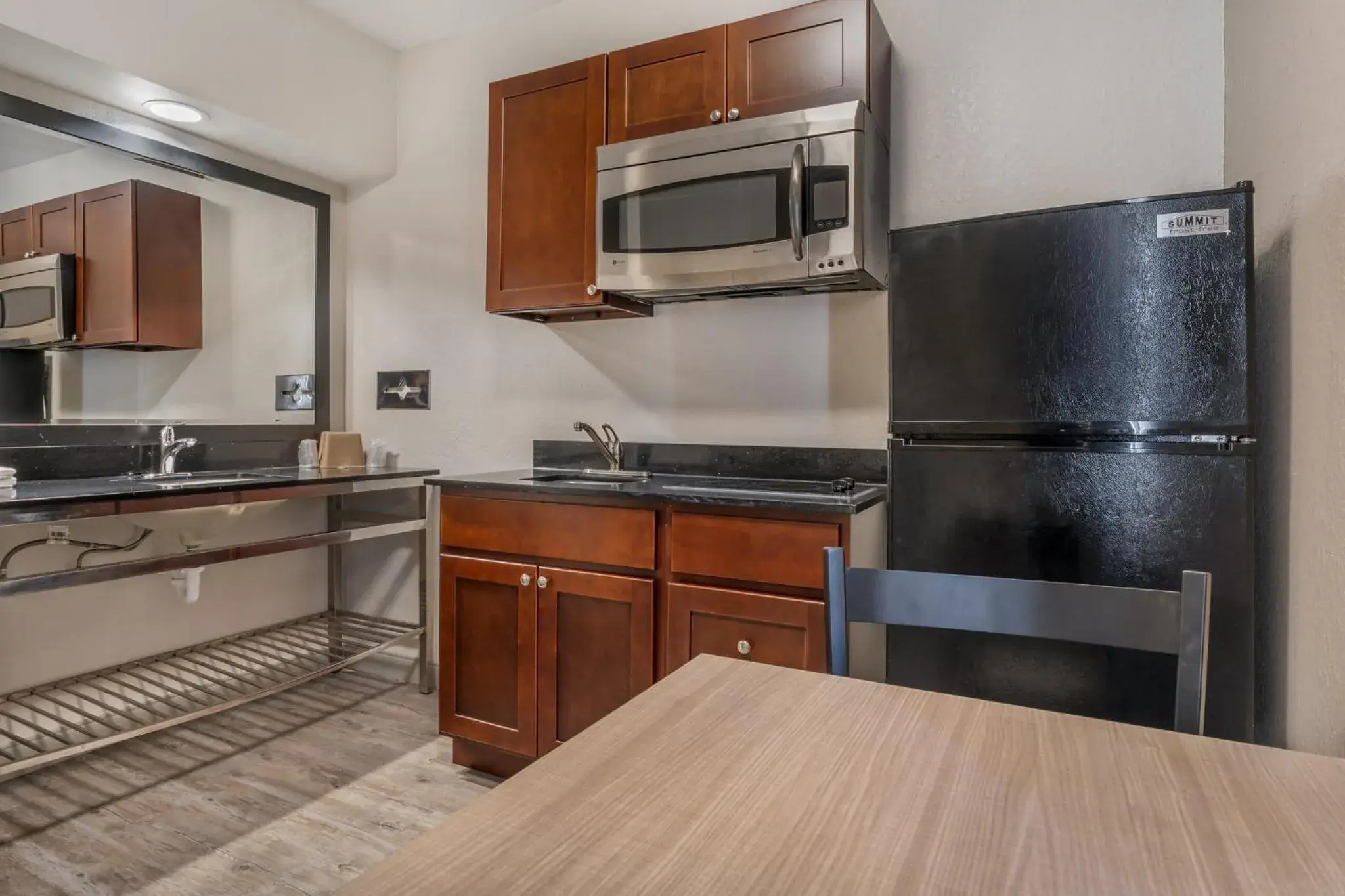 Photo of the whole room in Red Roof Inn Houston Brookhollow Photo of the whole room in Red Roof Inn Houston Brookhollow