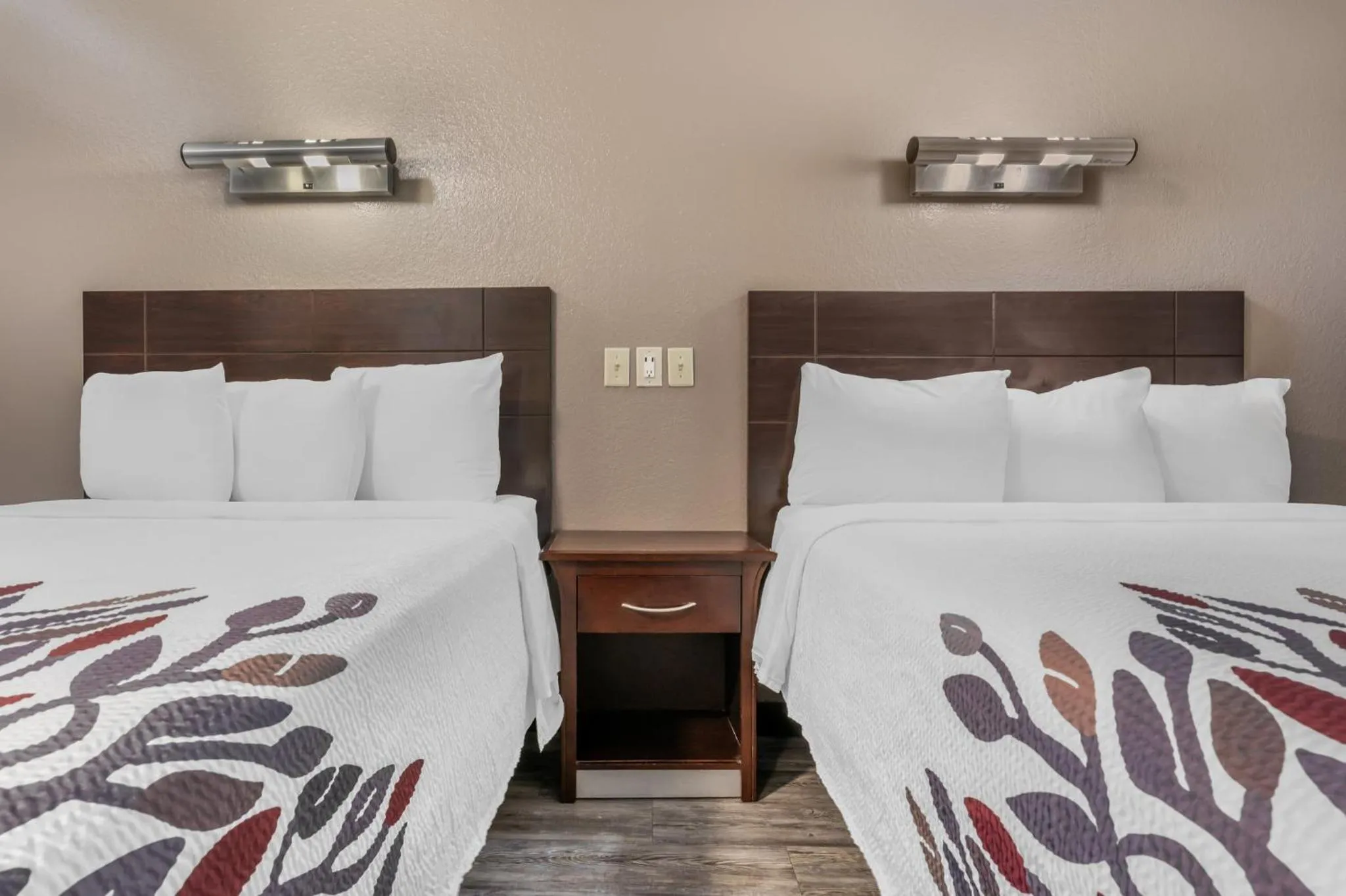 Photo of the whole room, Bed in Red Roof Inn Houston Brookhollow