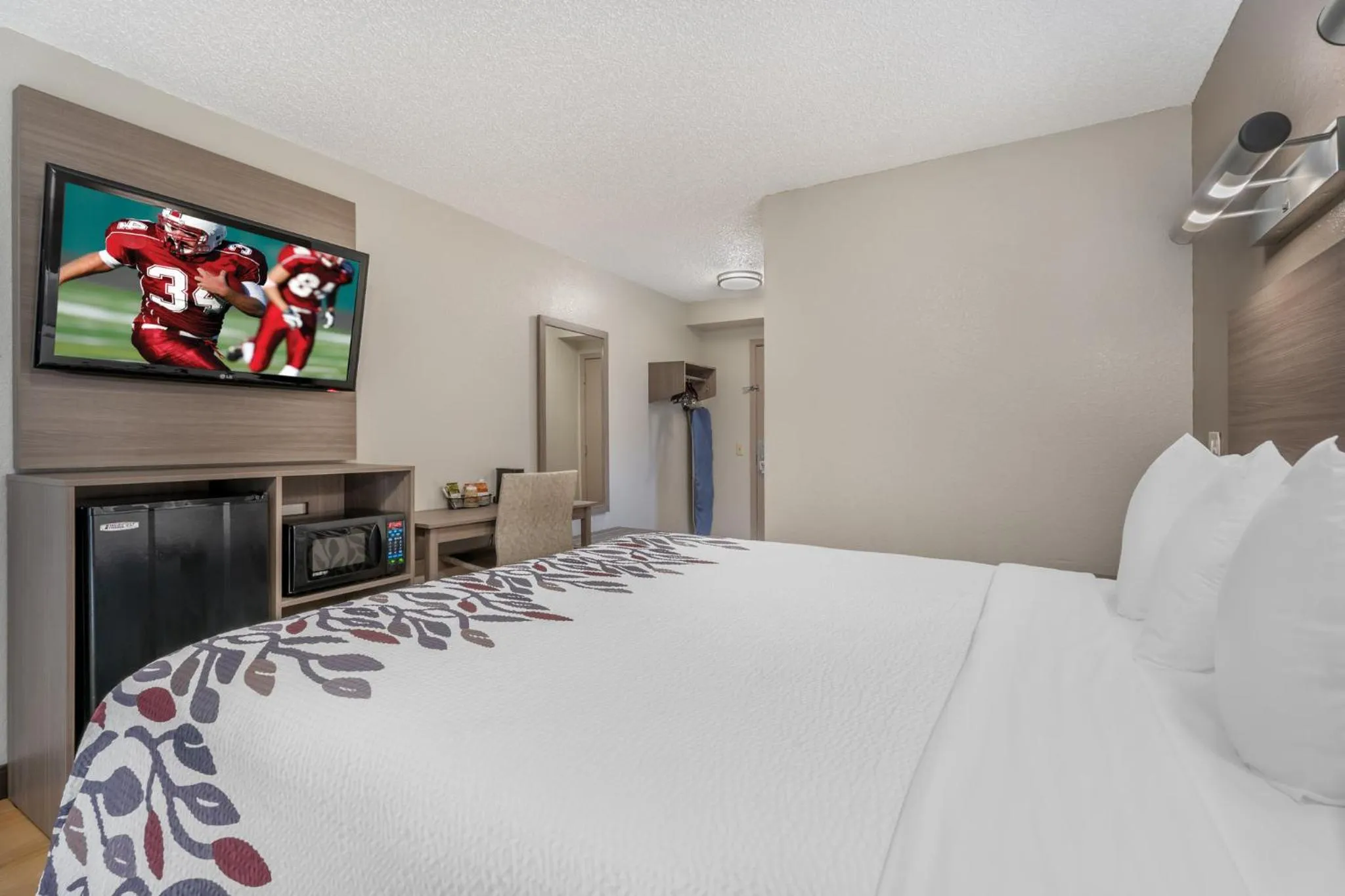 Photo of the whole room, Bed in Red Roof Inn Houston Brookhollow