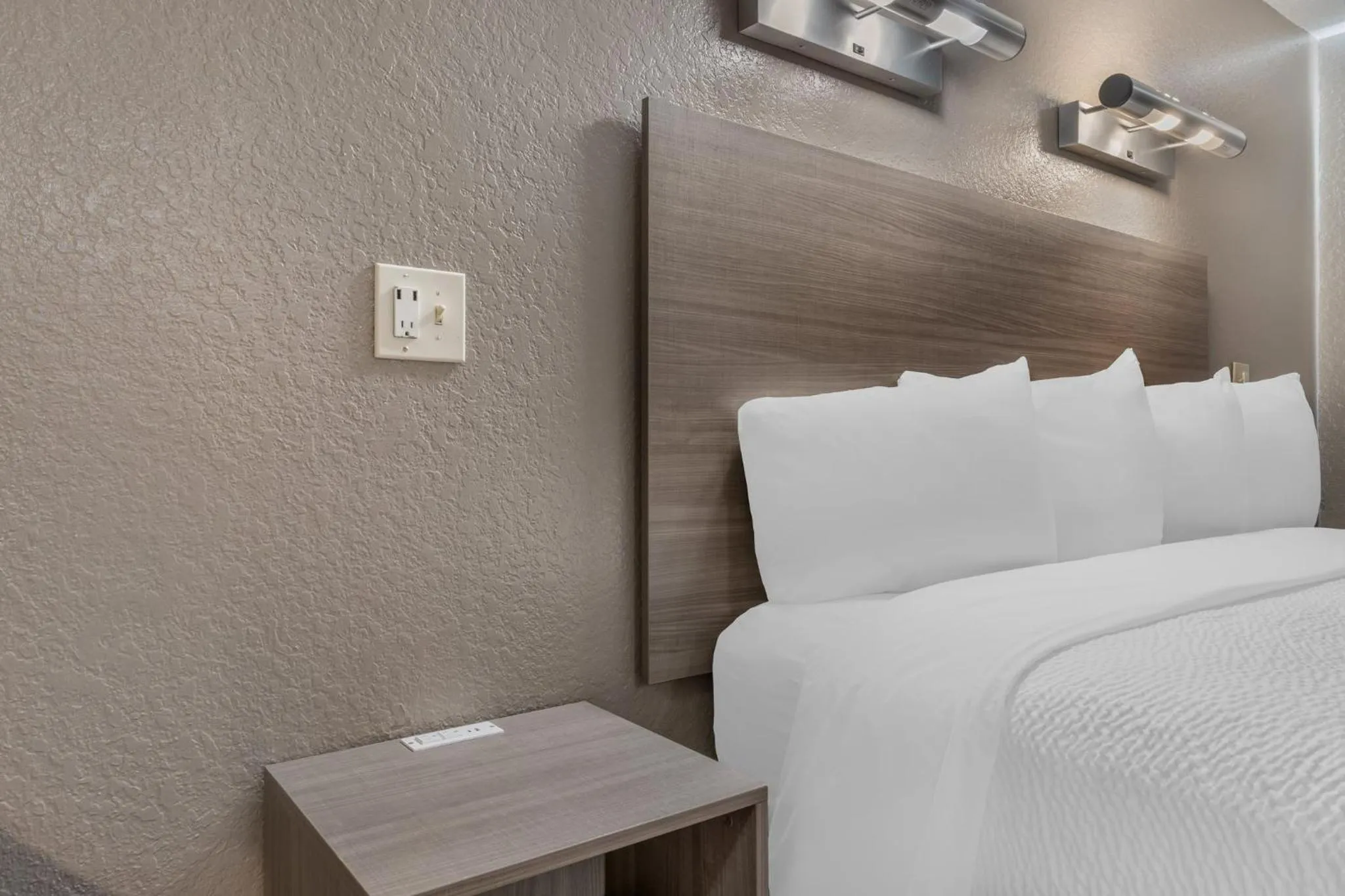 Photo of the whole room, Bed in Red Roof Inn Houston Brookhollow