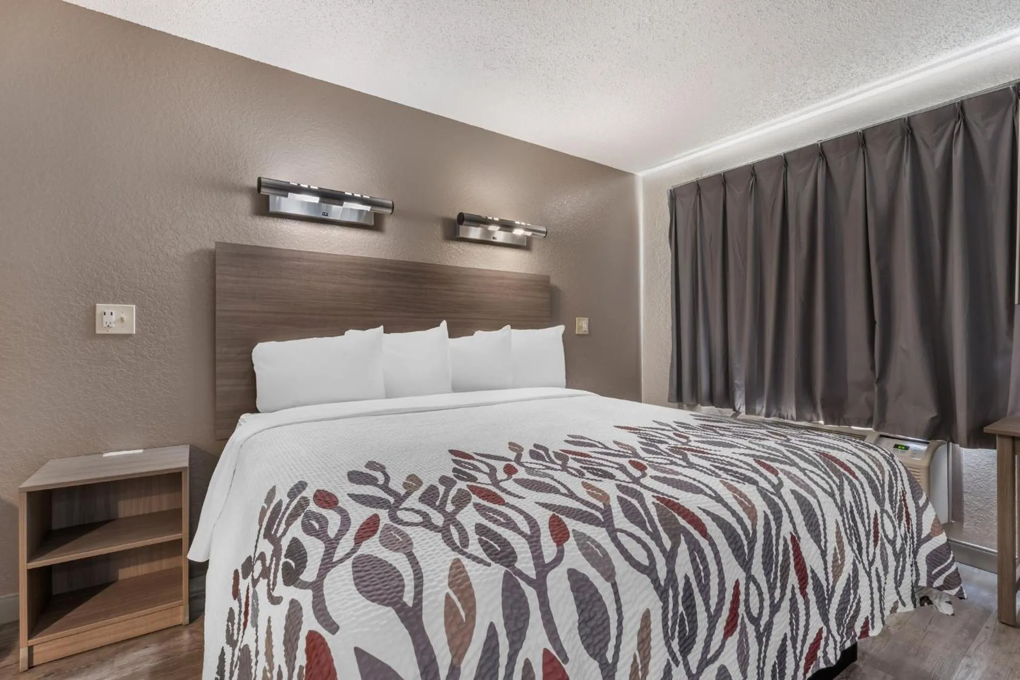 Photo of the whole room, Bed in Red Roof Inn Houston Brookhollow