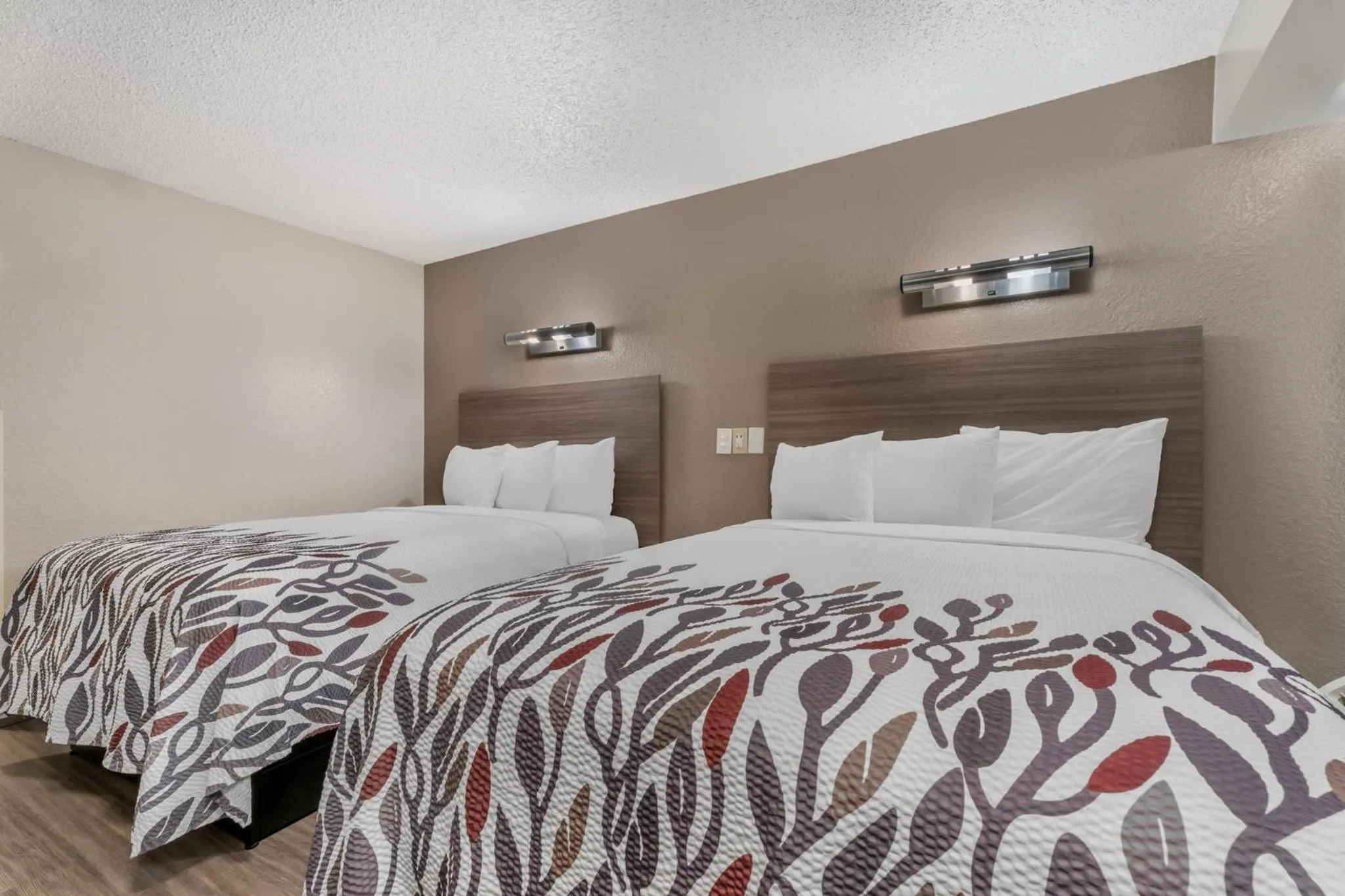 Photo of the whole room, Bed in Red Roof Inn Houston Brookhollow