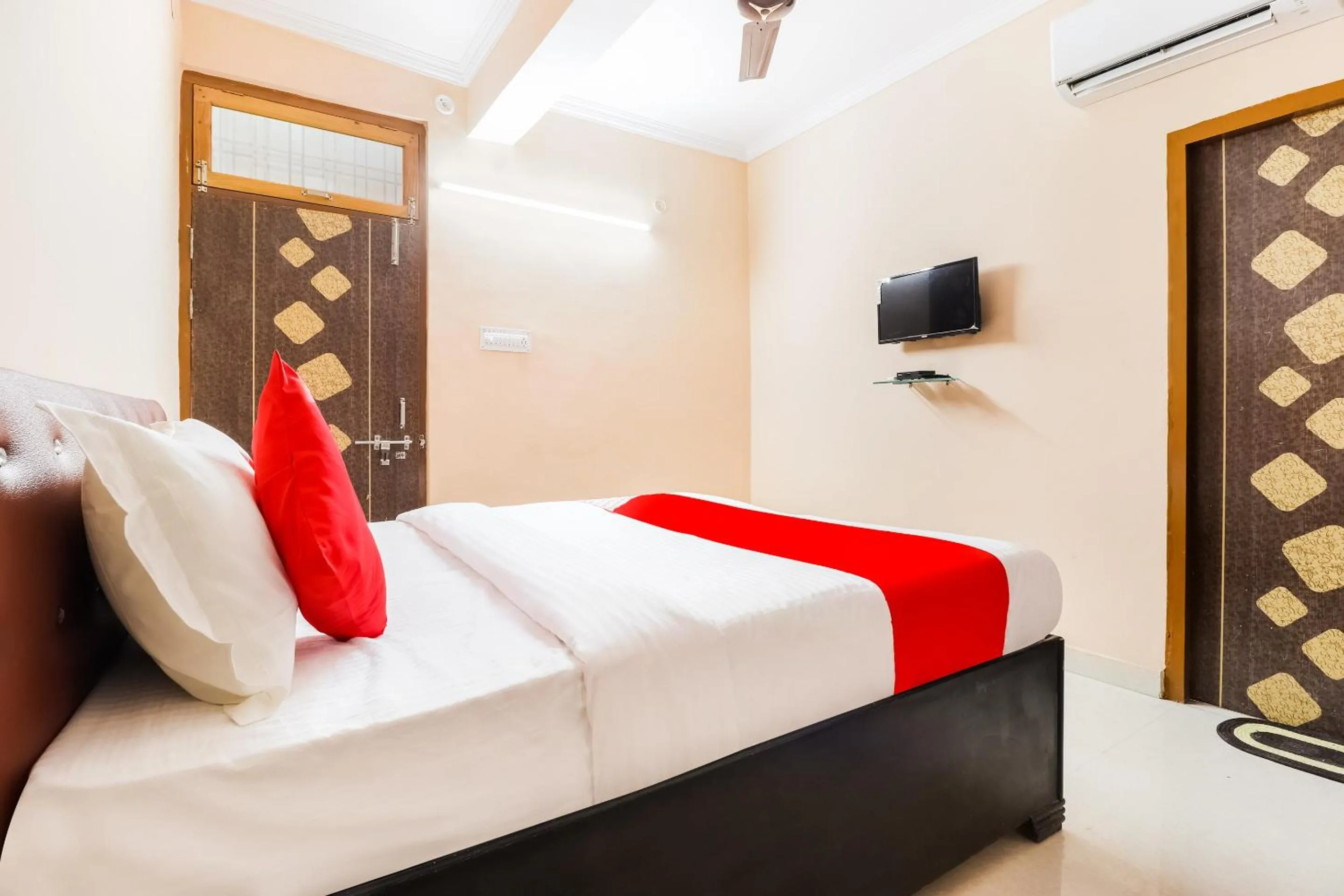 Bedroom, Bed in Hotel O by OYO Kalawati Palace