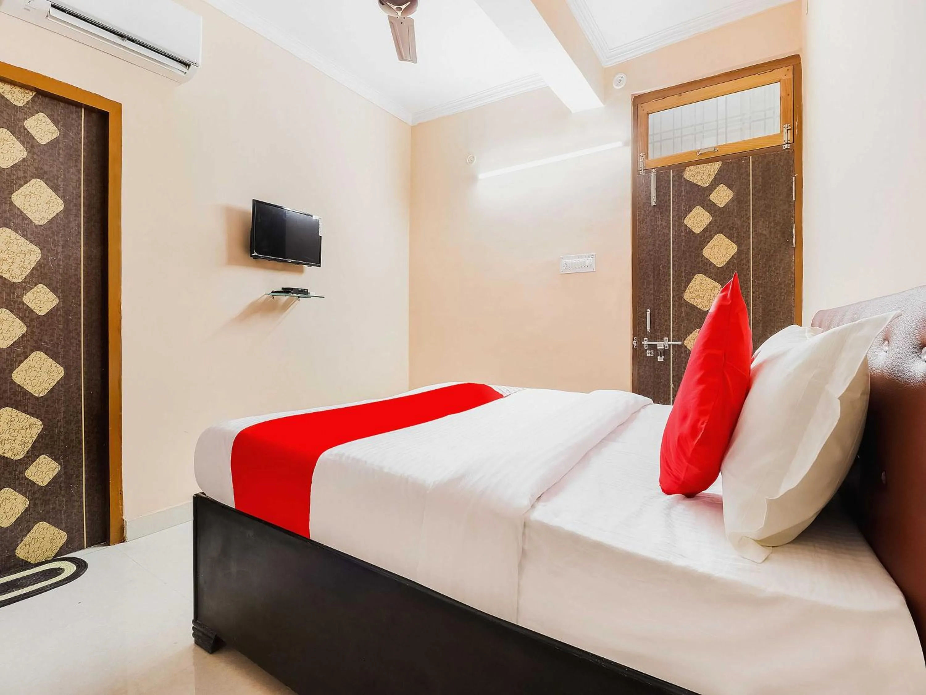 Bedroom, Bed in Hotel O by OYO Kalawati Palace